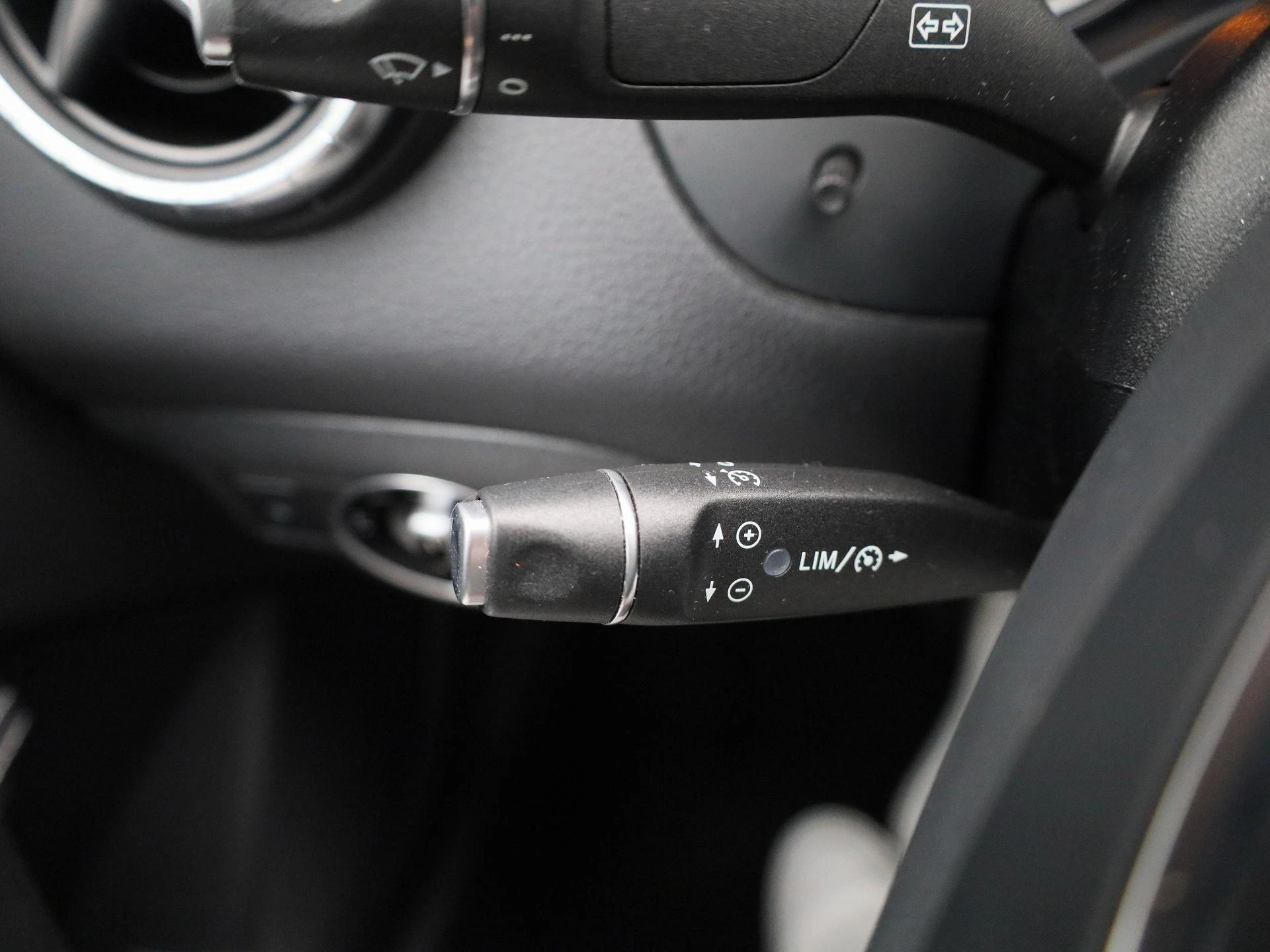 Mercedes-Benz-CLA-image-23