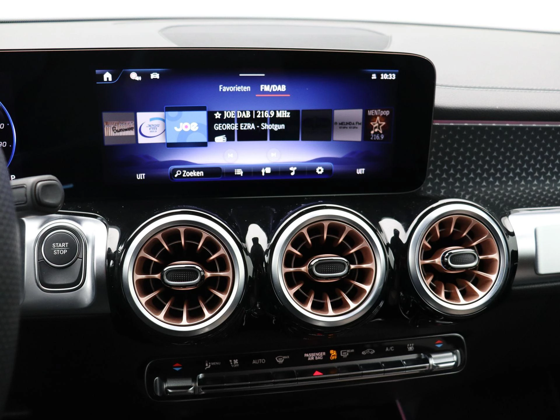 Mercedes-Benz-EQB-image-9