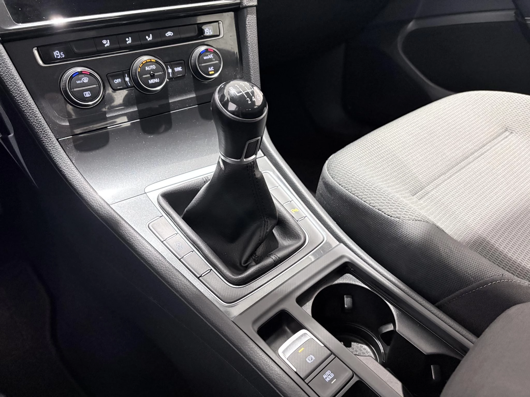 Volkswagen-Golf-image-30