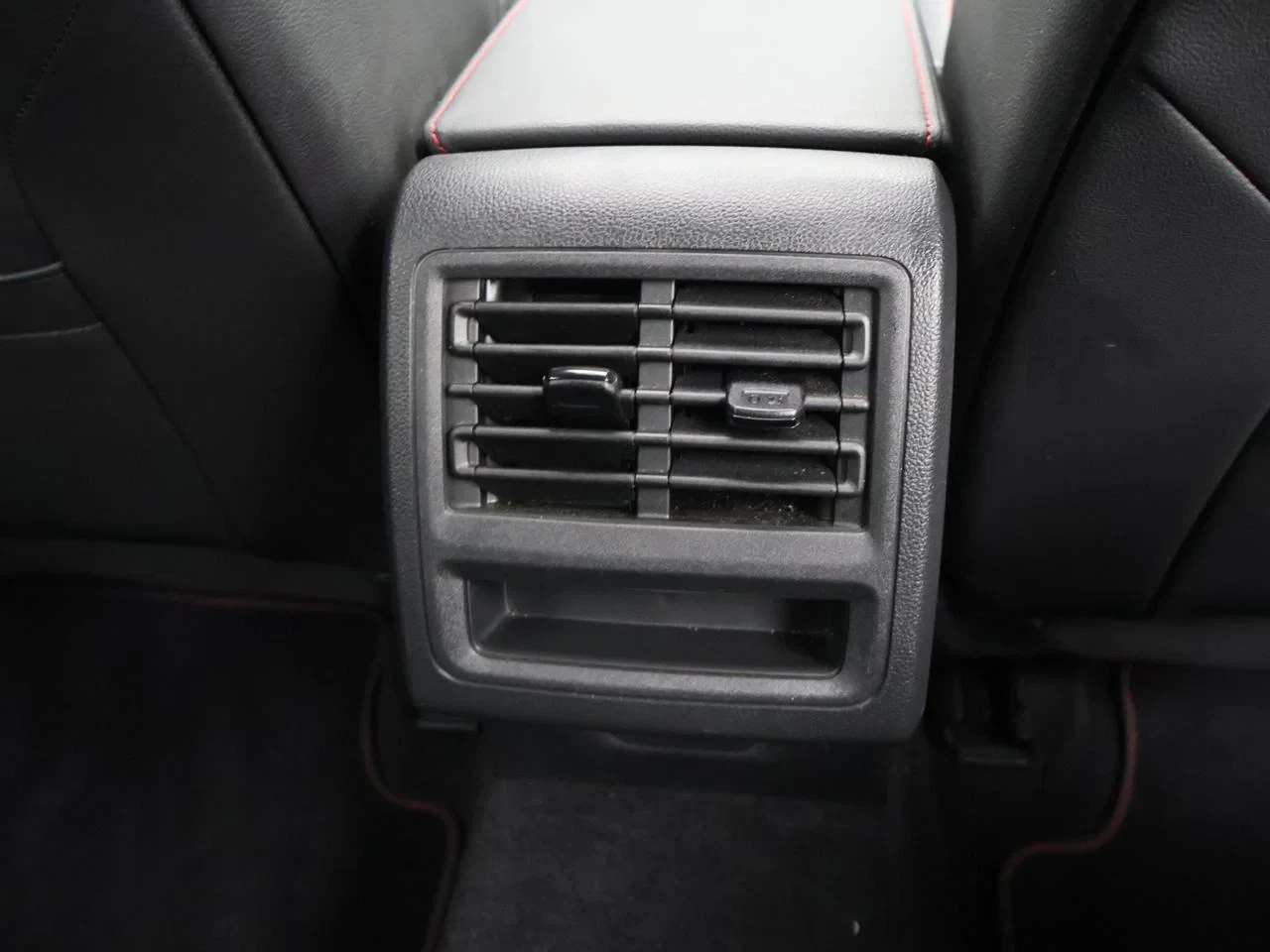 Volkswagen-Golf-image-24
