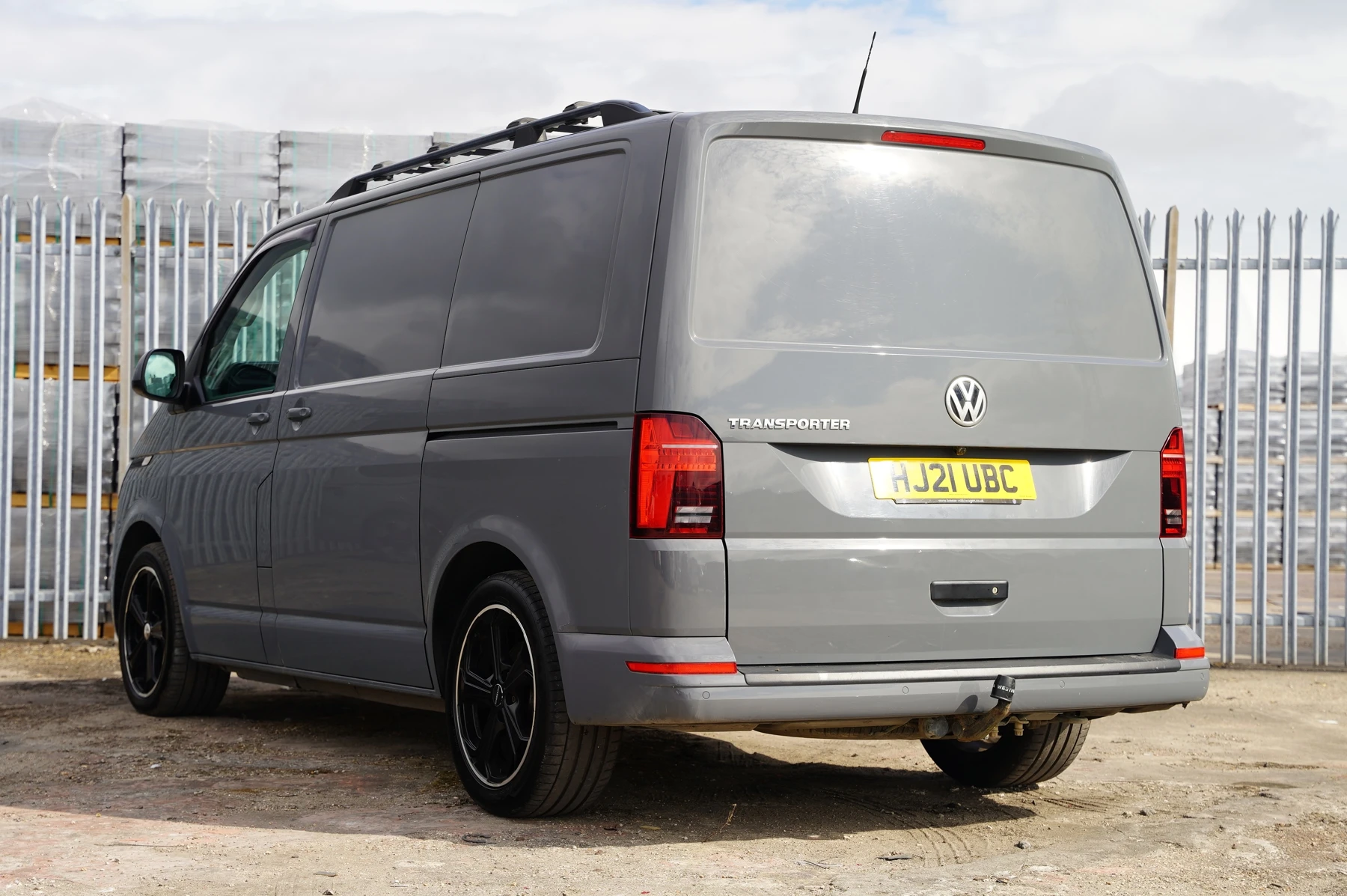 Volkswagen-Transporter-image-2