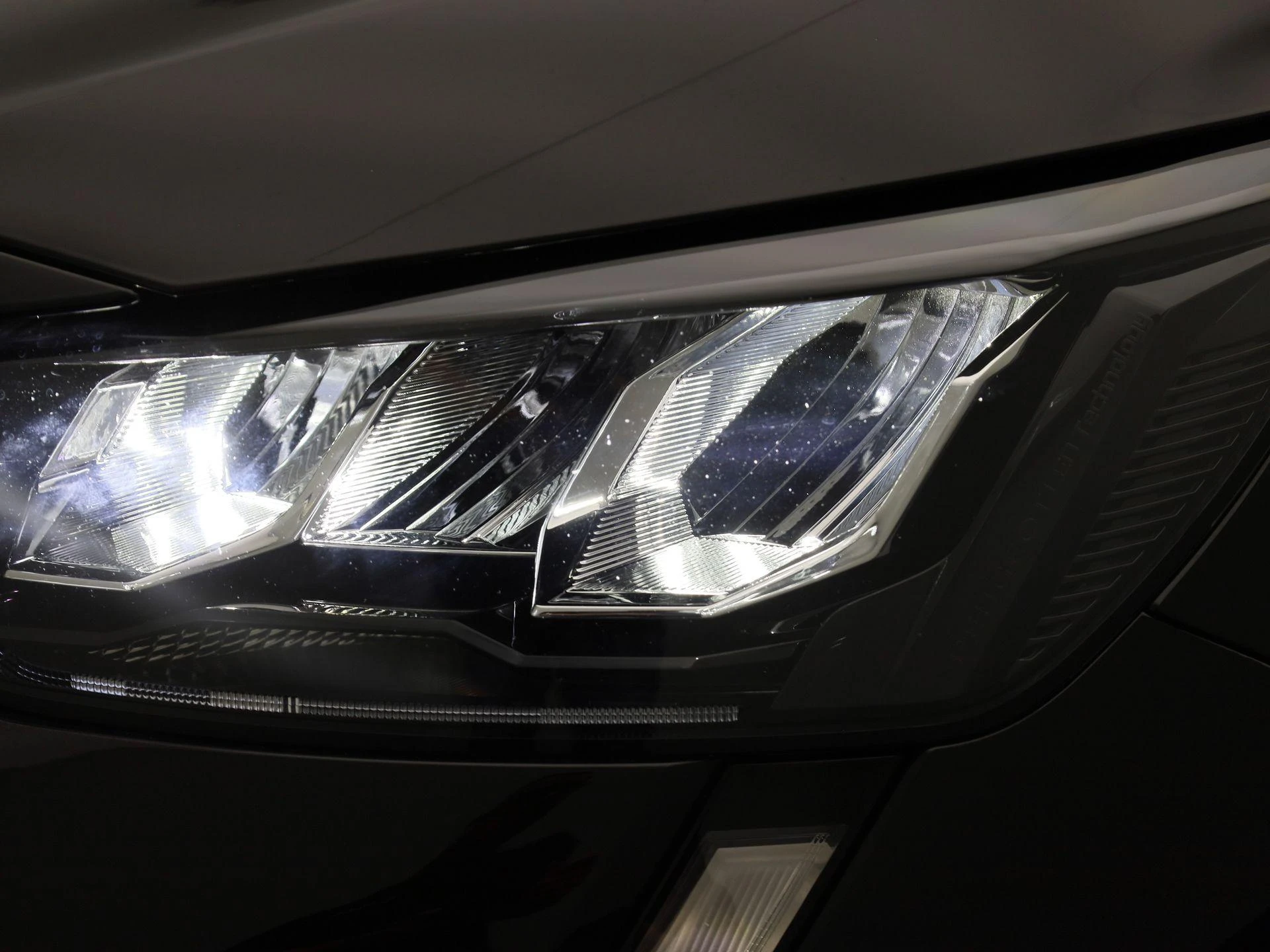 Peugeot-e-208-image-17