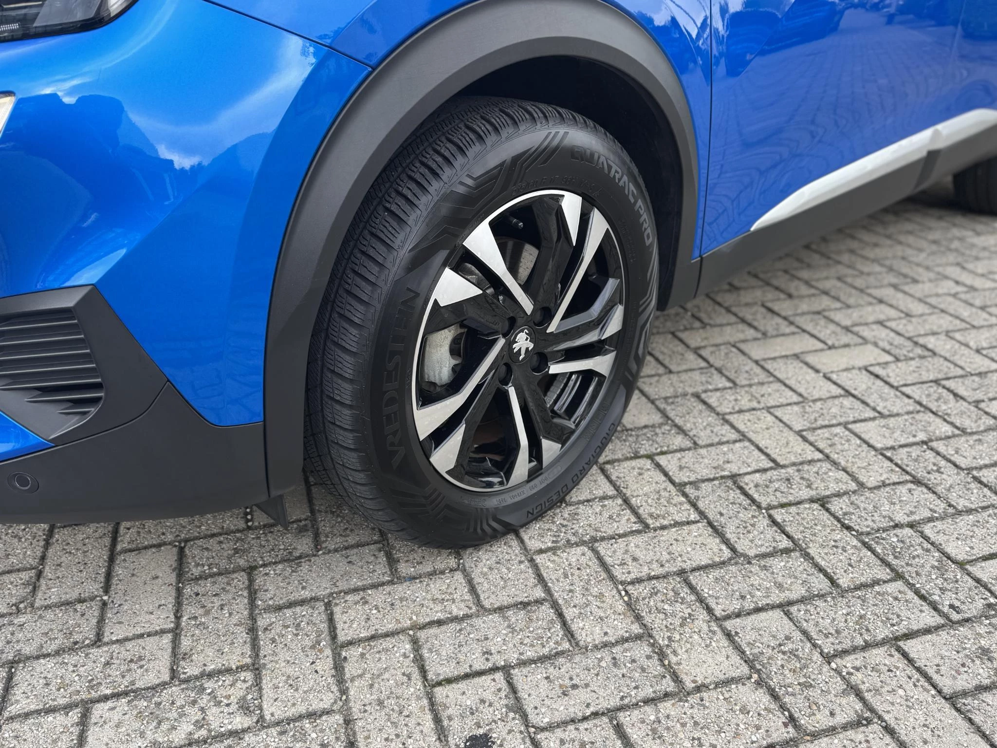 Peugeot-e-2008-image-5