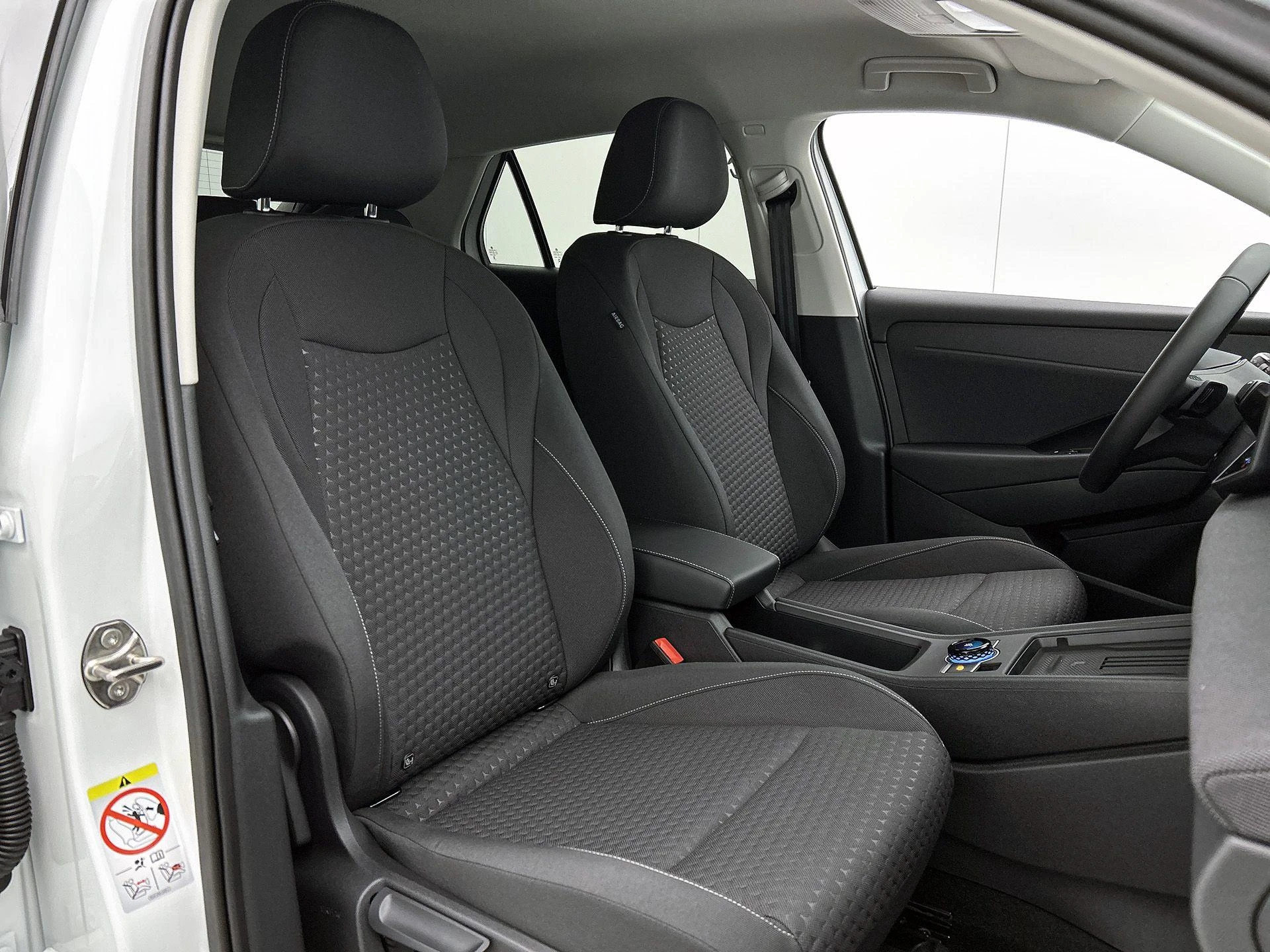 Volkswagen-T-Roc-image-37