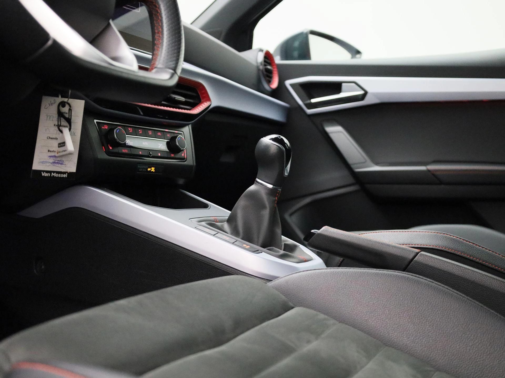 SEAT-Arona-image-28
