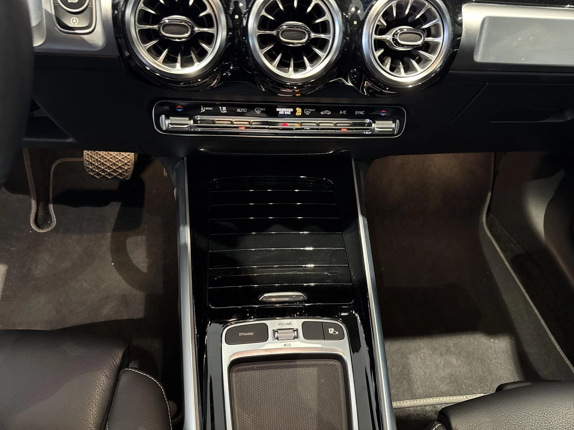 Mercedes-Benz GLB 200 Luxury Line + LEDER + PANO DAK + TREKHAAK + MULTIBEAM +