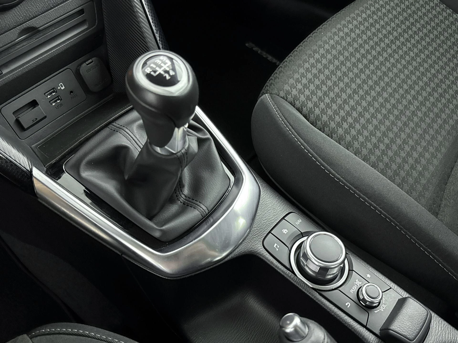 Mazda-2-image-13