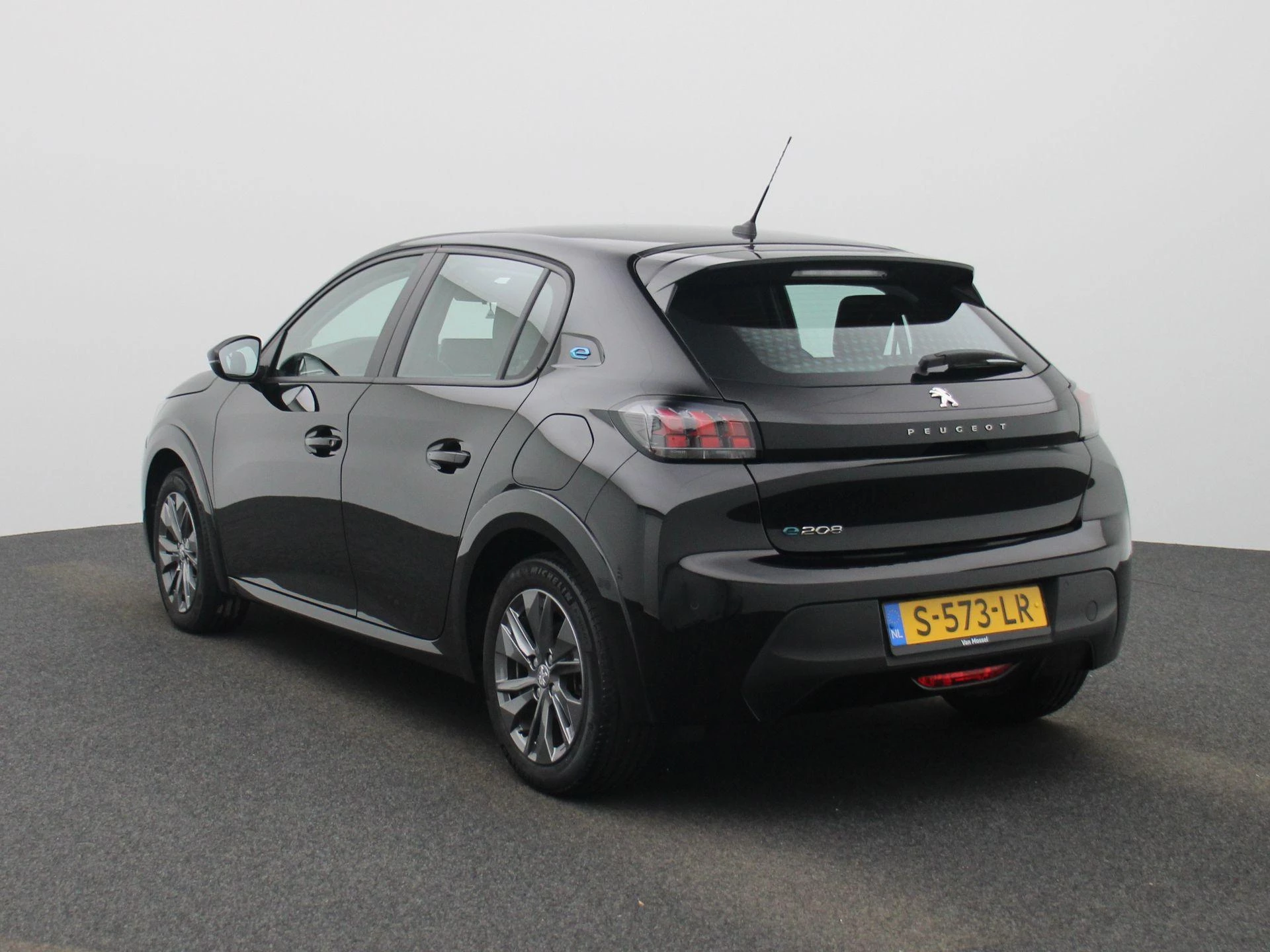 Peugeot-e-208-image-1