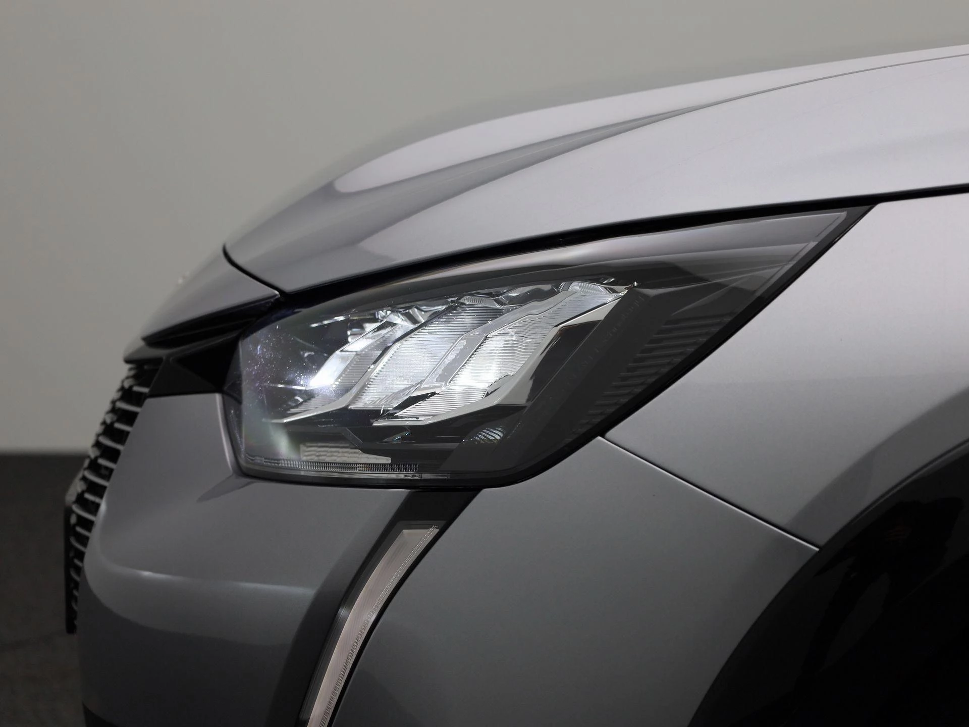 Peugeot-e-208-image-15