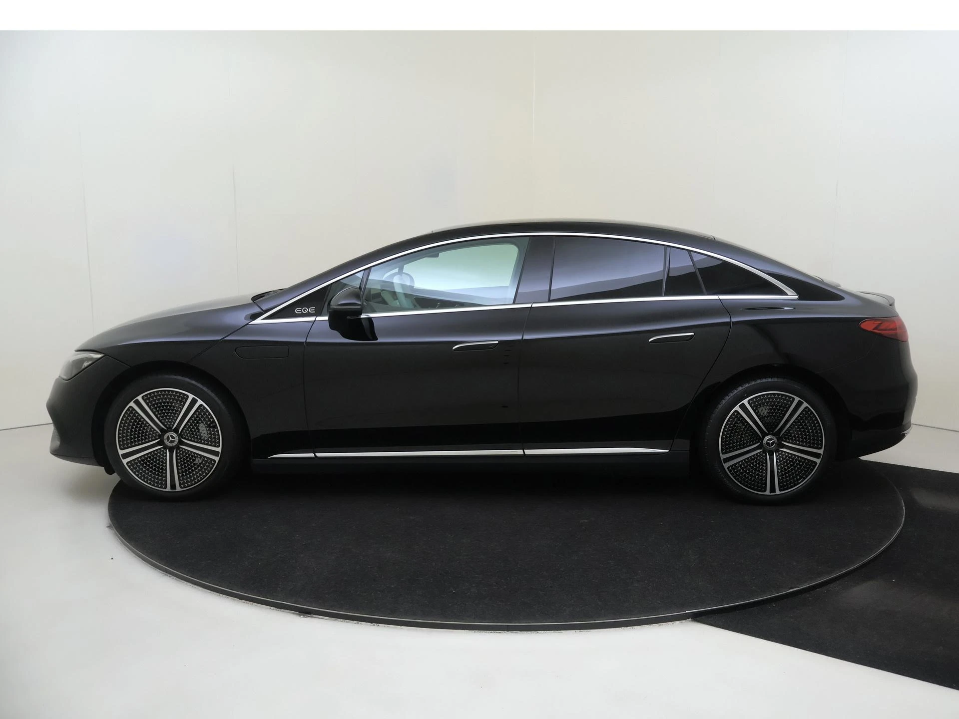 Mercedes-Benz-EQE-image-7