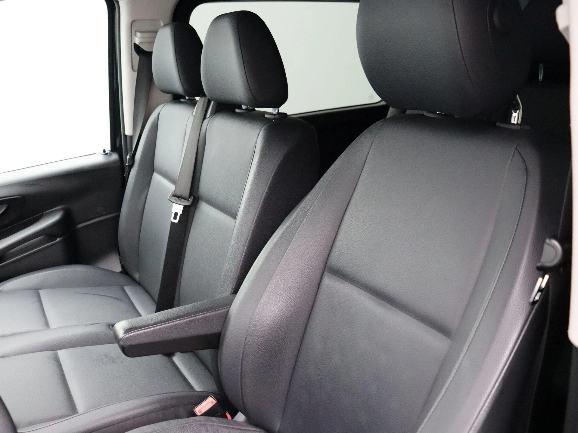Mercedes-Benz-Vito-image-9