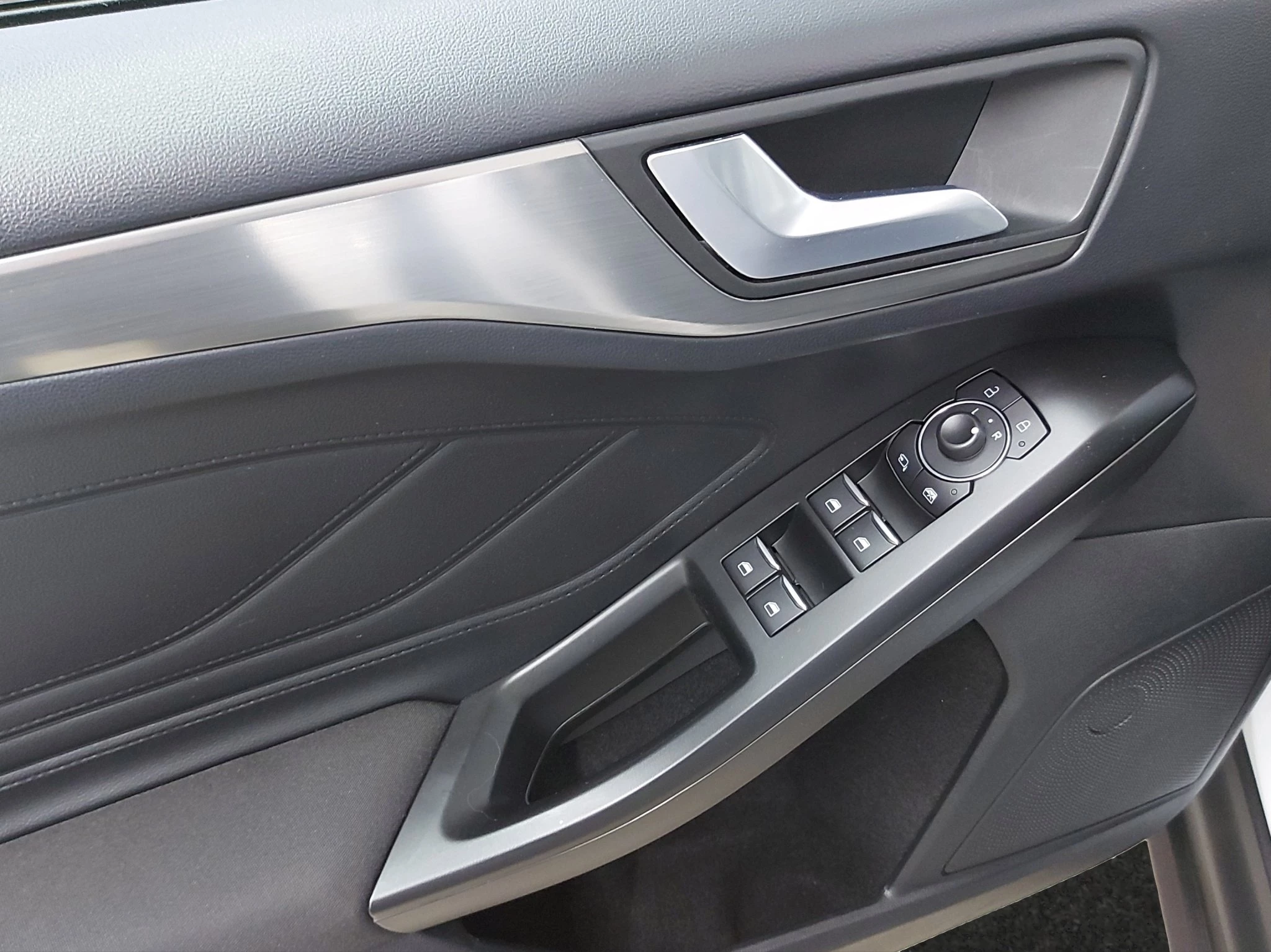 Ford Focus Titanium DESIGN Sondermodell 1.0 EcoBoost Hybrid 92kW Schräghecklimousine. 5-türig