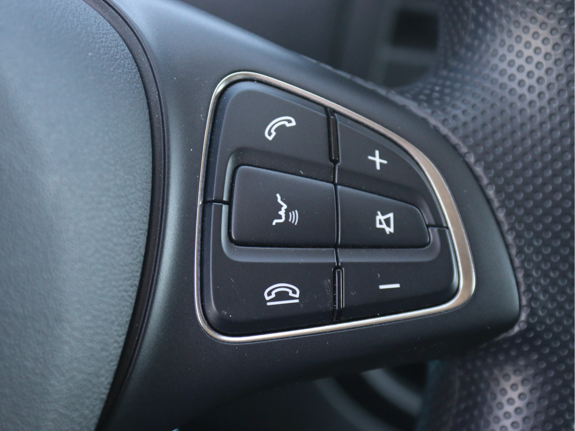 Mercedes-Benz-Vito-image-12