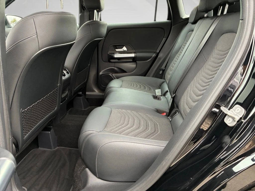 Mercedes-Benz-GLA 200-image-9