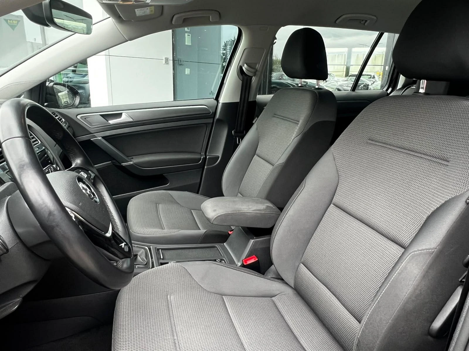 Volkswagen-Golf-image-2