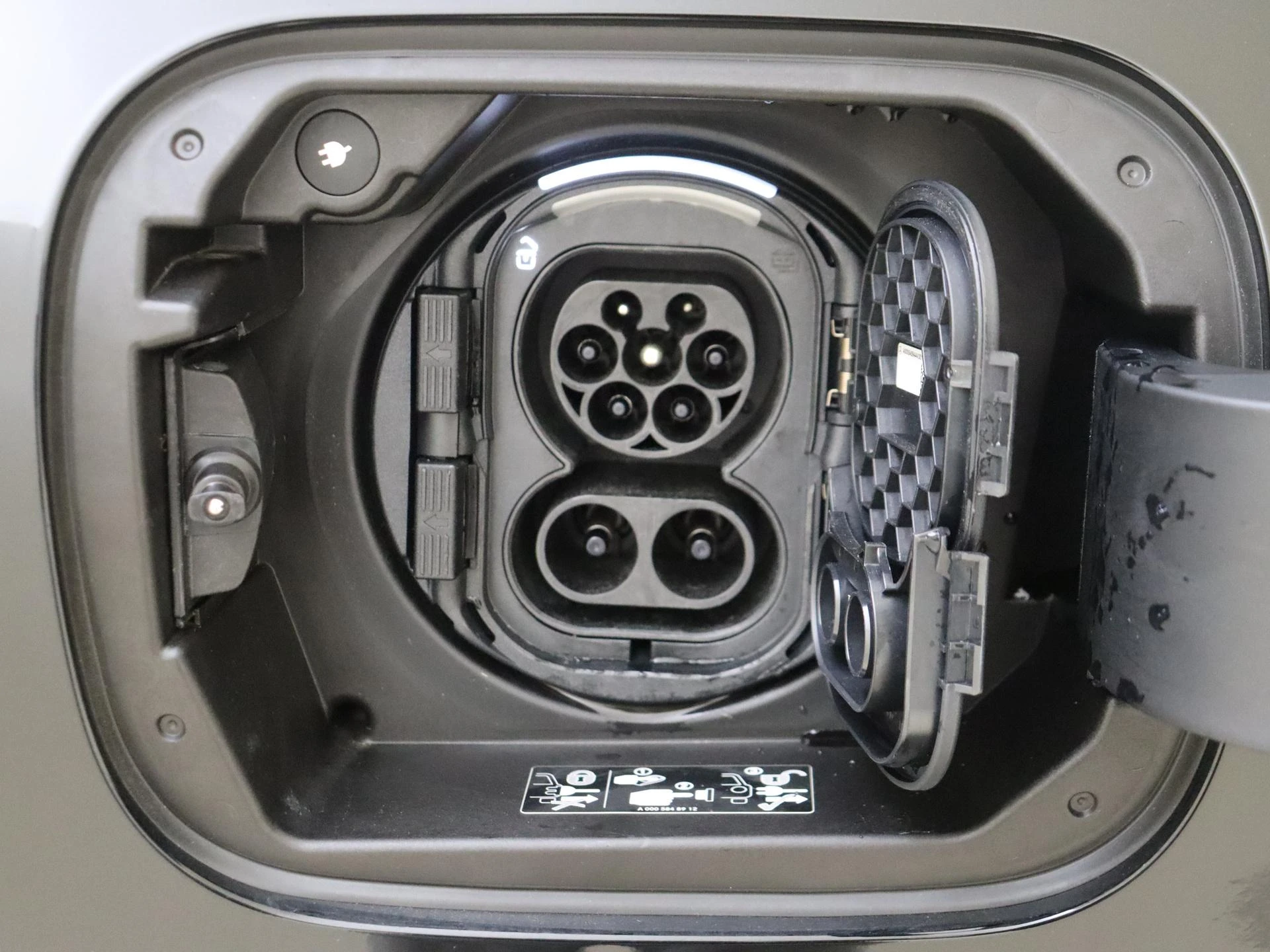 Mercedes-Benz-EQB-image-31