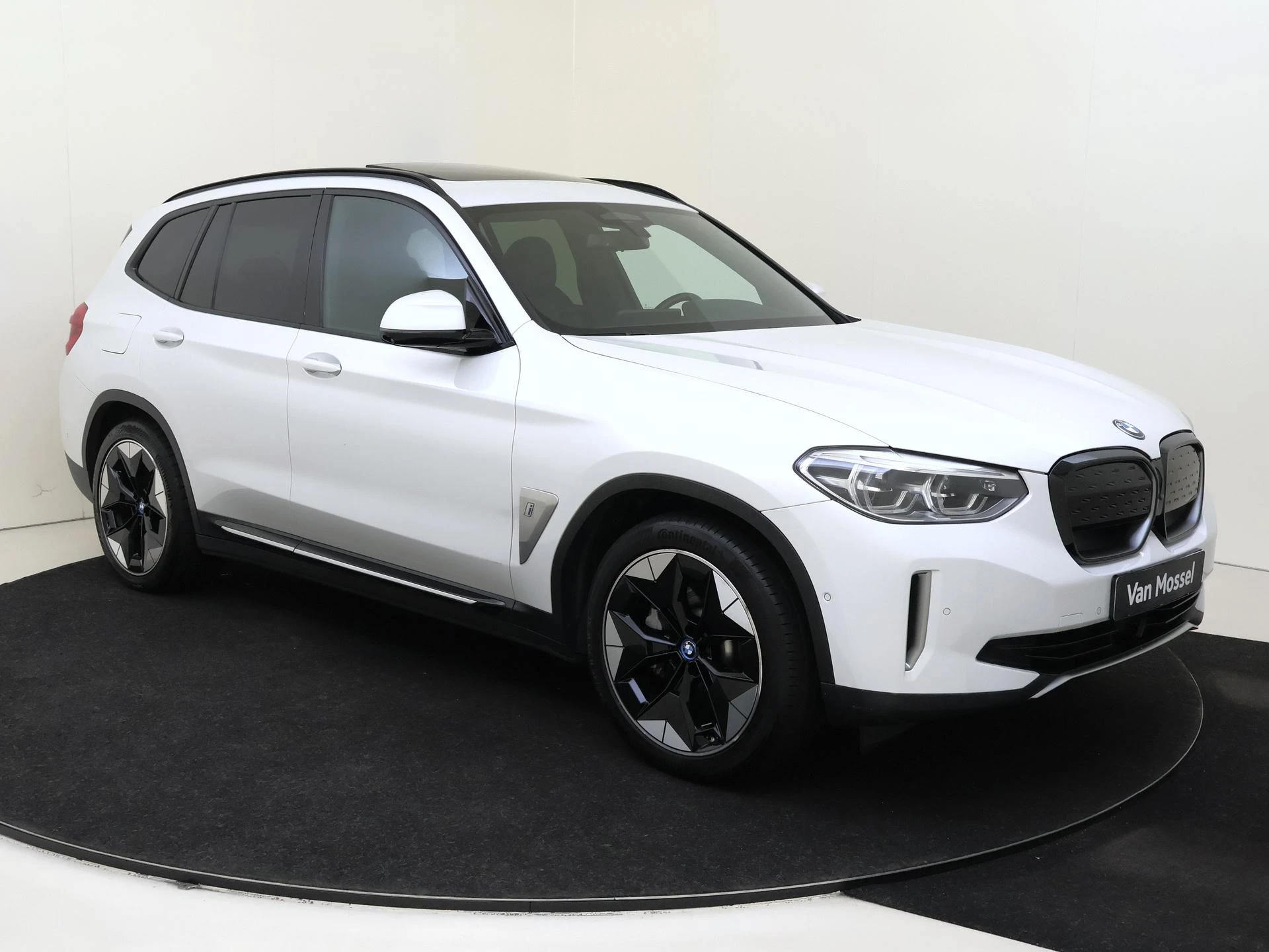 BMW-iX3-image-1