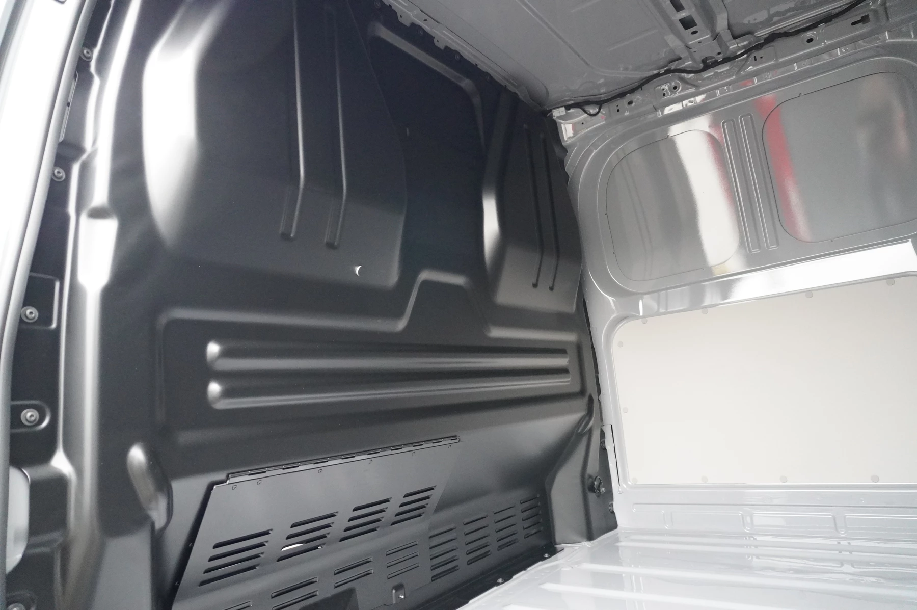 Volkswagen-Transporter-image-13
