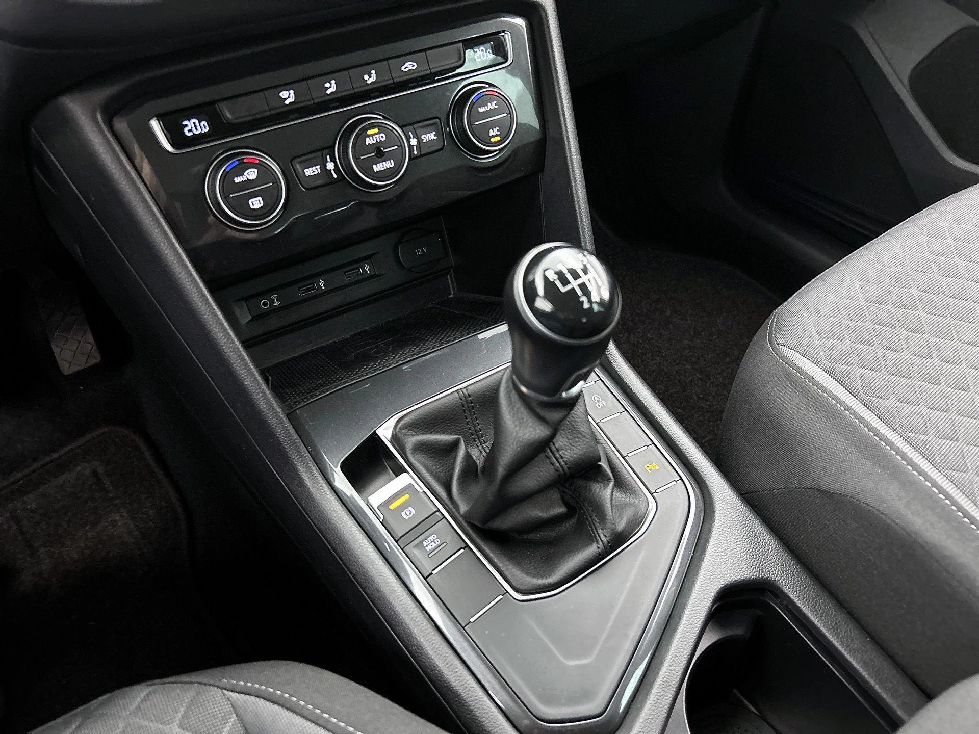 Volkswagen-Tiguan-image-24