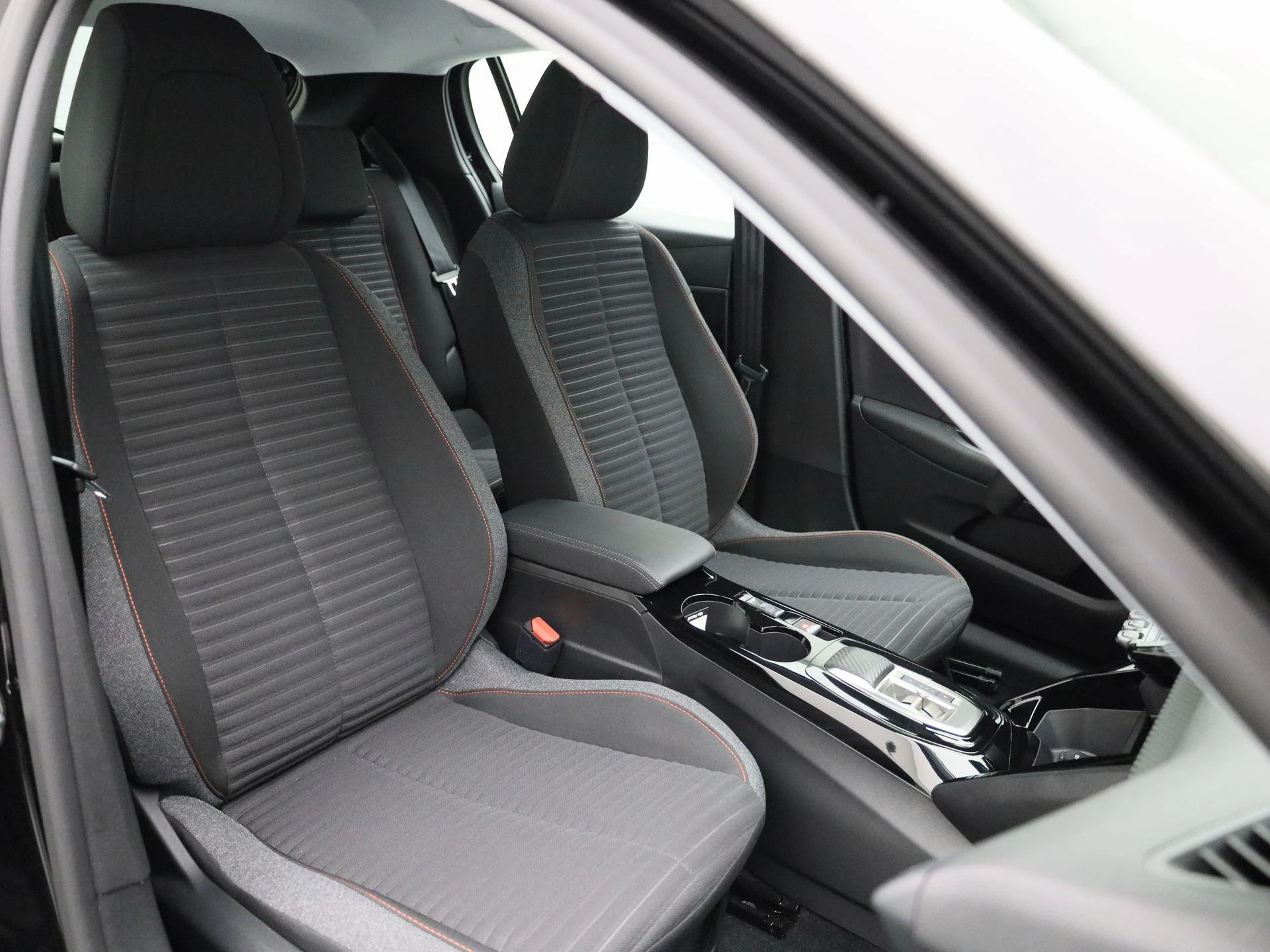 Peugeot-e-208-image-37