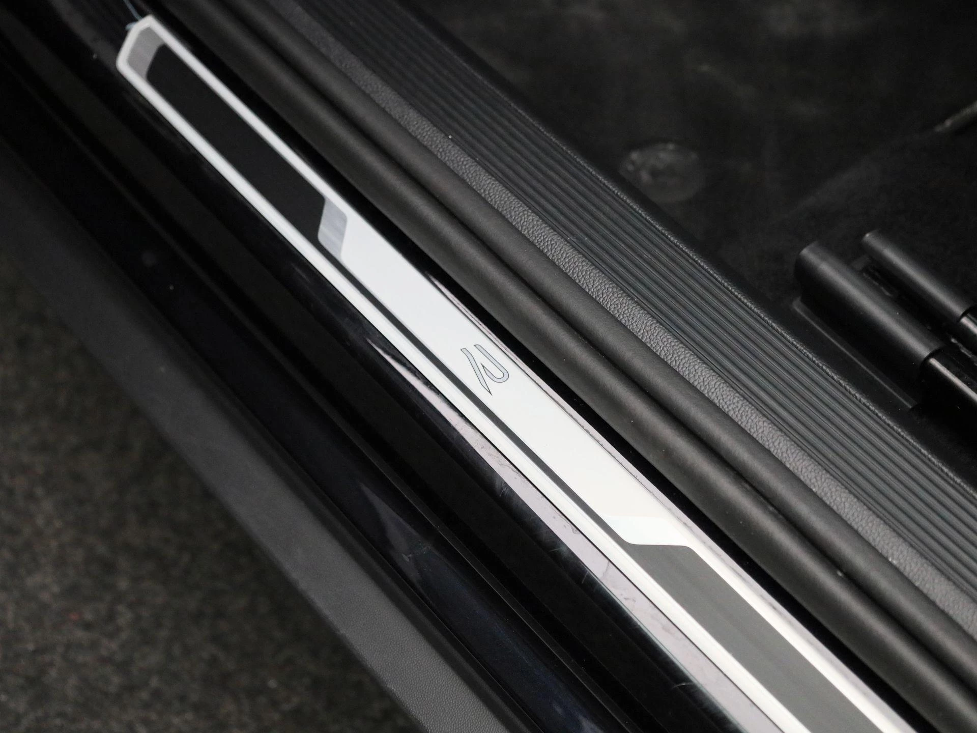Volkswagen-T-Roc-image-34