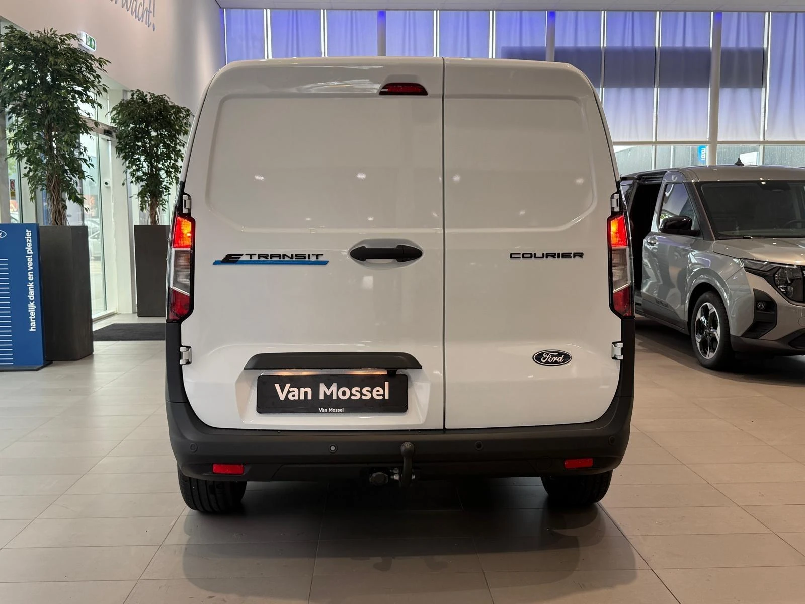 Ford-E-Transit Courier-image-3
