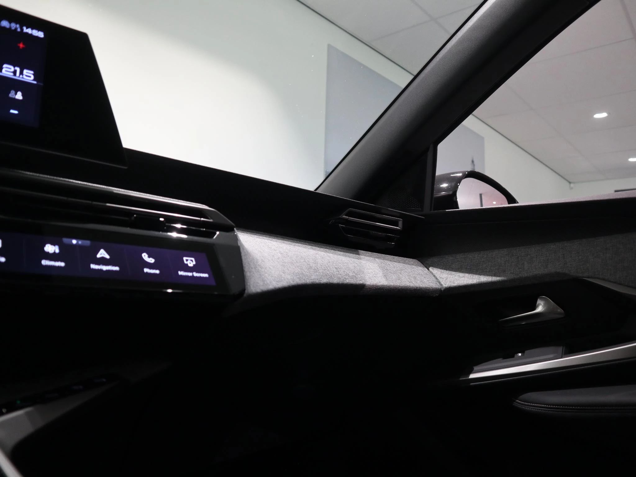 Peugeot-e-5008-image-30