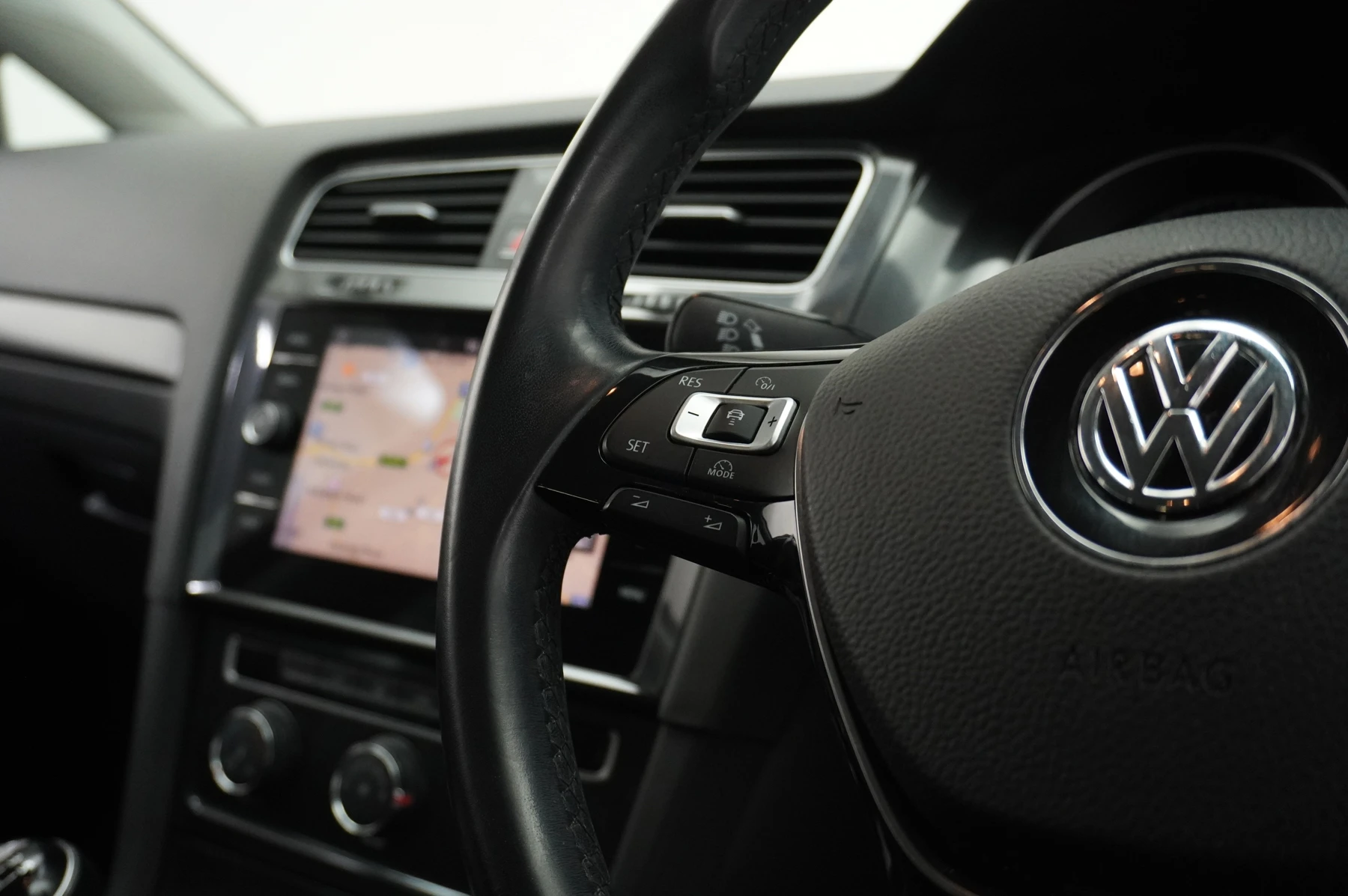 Volkswagen-Golf-image-27
