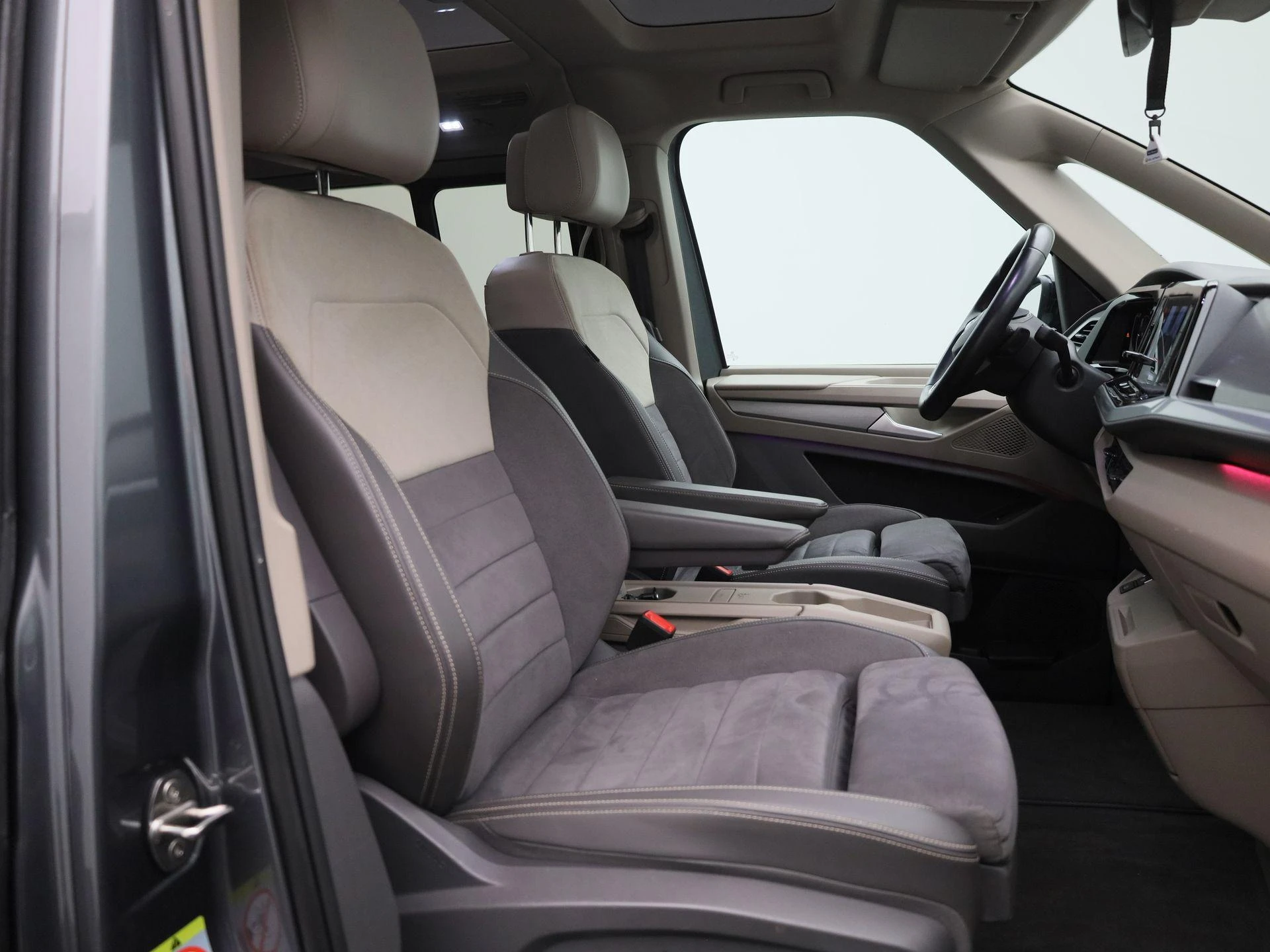 Volkswagen-Multivan-image-42