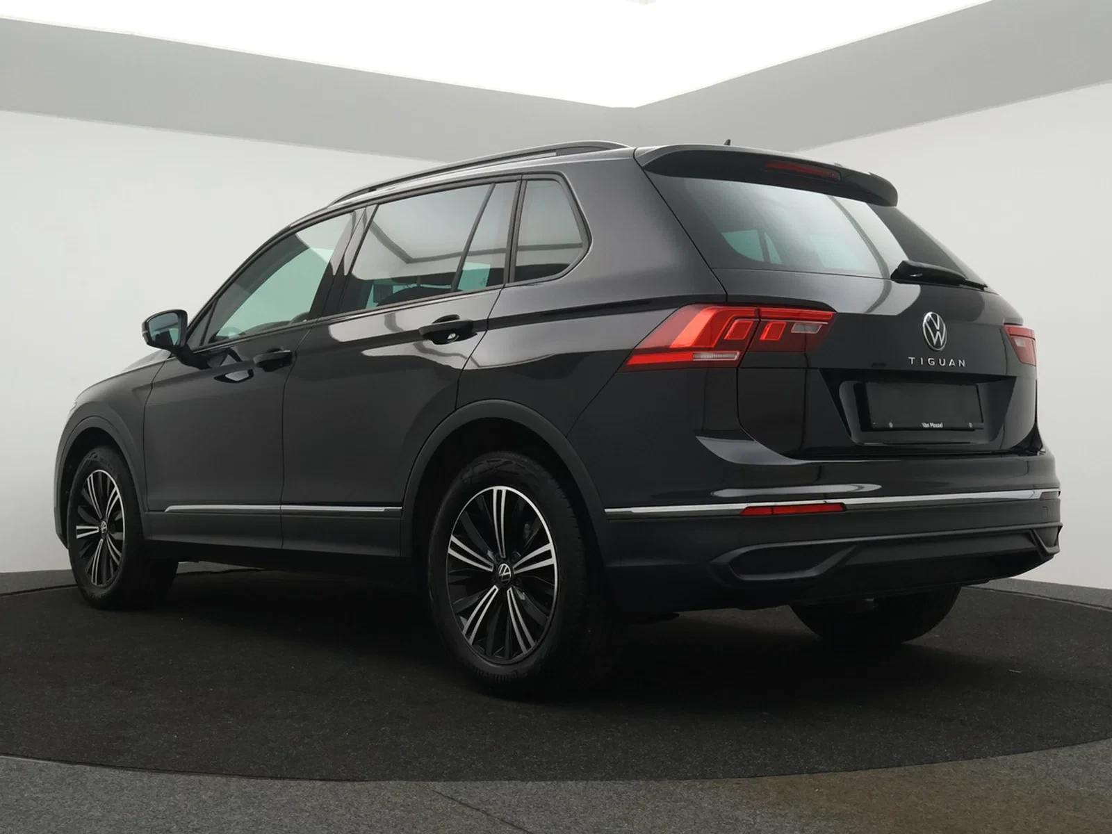 Volkswagen-Tiguan-image-4
