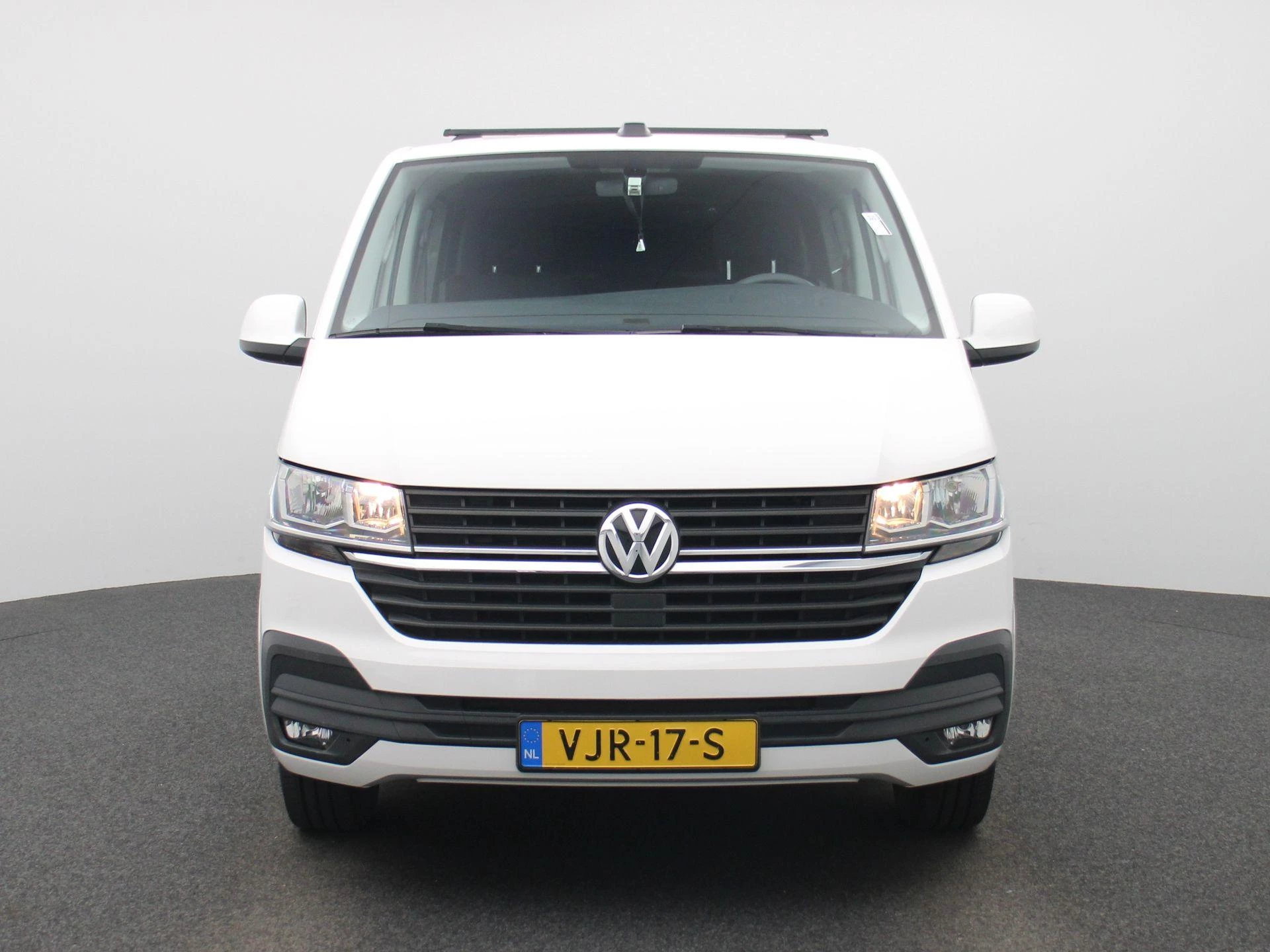 Volkswagen-Transporter-image-2