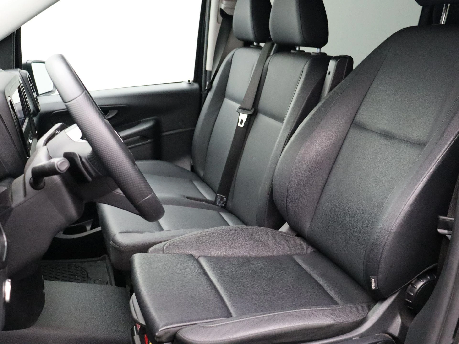 Mercedes-Benz-Vito-image-10