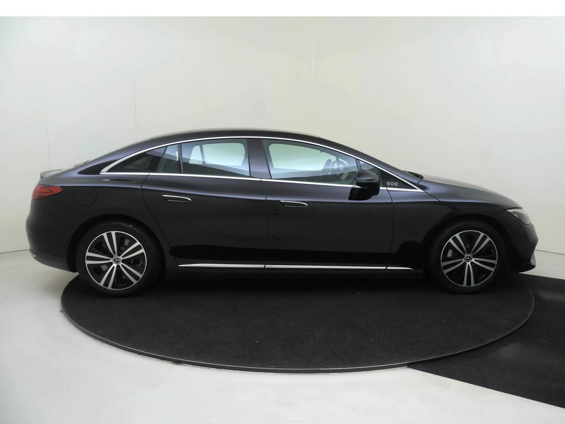 Mercedes-Benz-EQE-image-8
