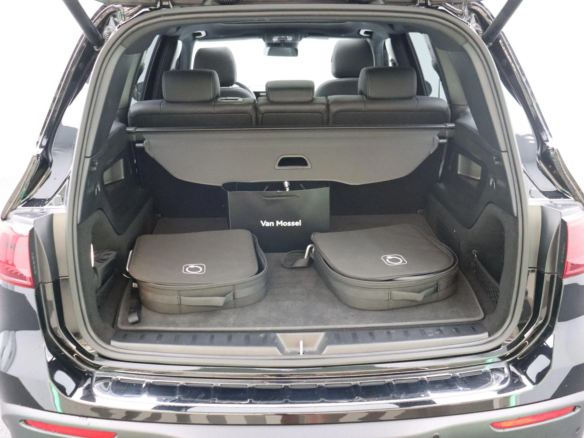 Mercedes-Benz EQB 250+ AMG Line + LEDER + PANO + BURMESTER + CARPLAY + HEAD UP +