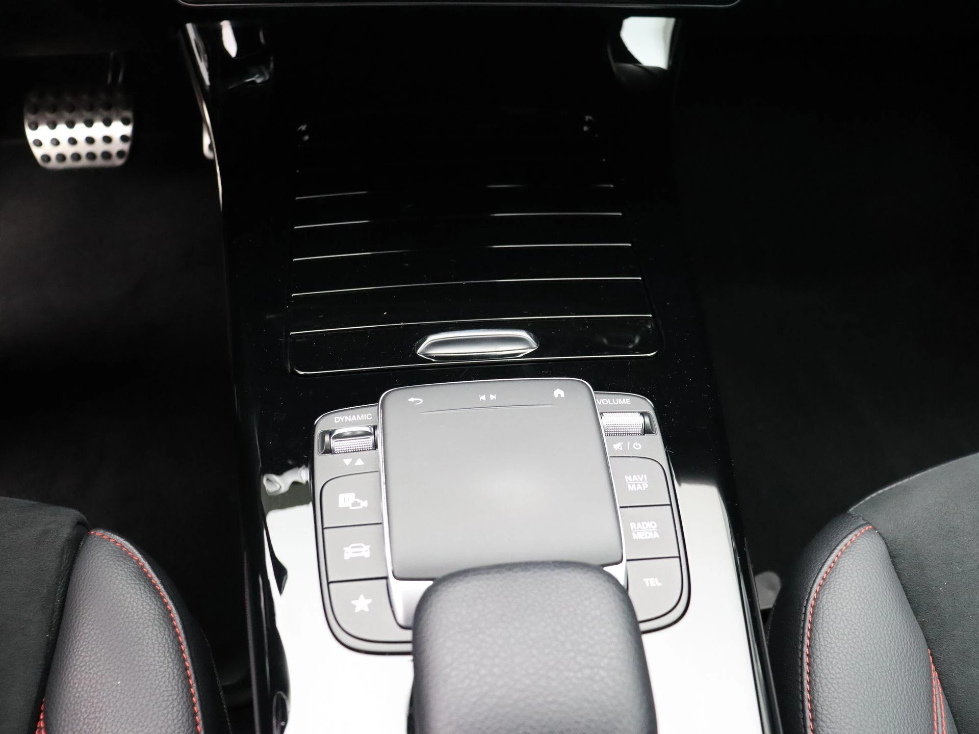 Mercedes-Benz A-Klasse 180 + AMG LINE + LED + CAMERA +