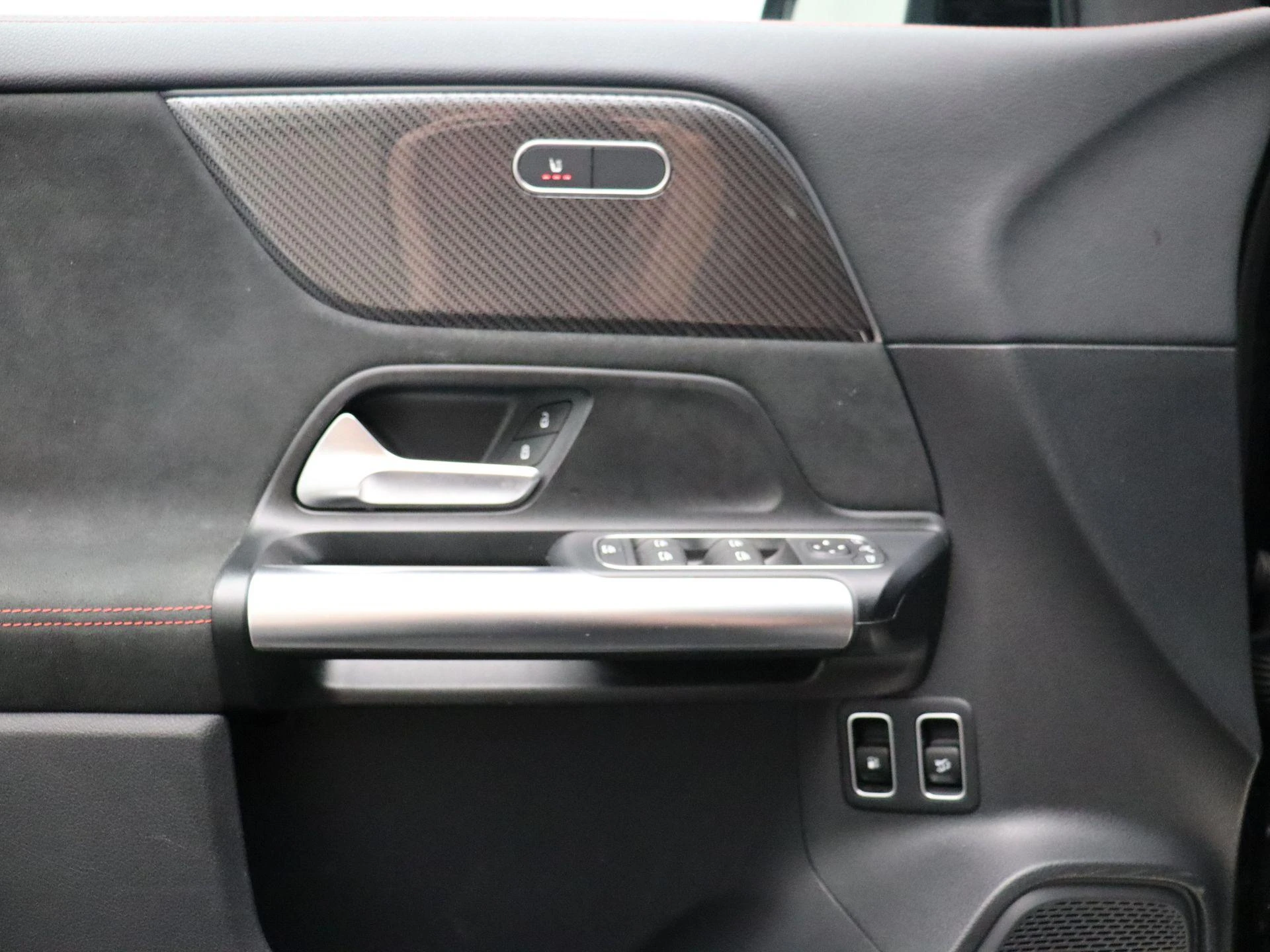Mercedes-Benz-GLA-image-12