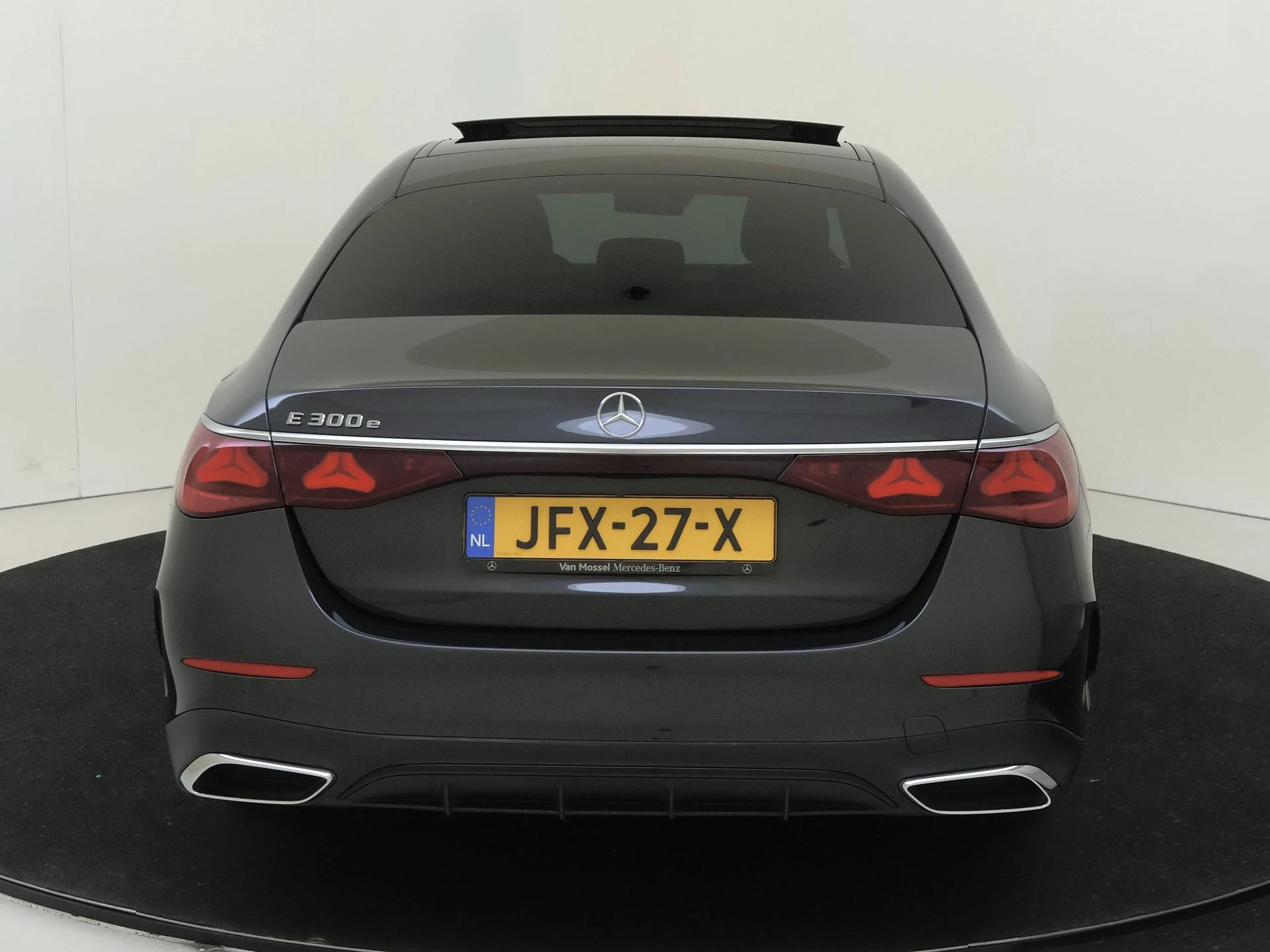 Mercedes-Benz-E-Klasse-image-6