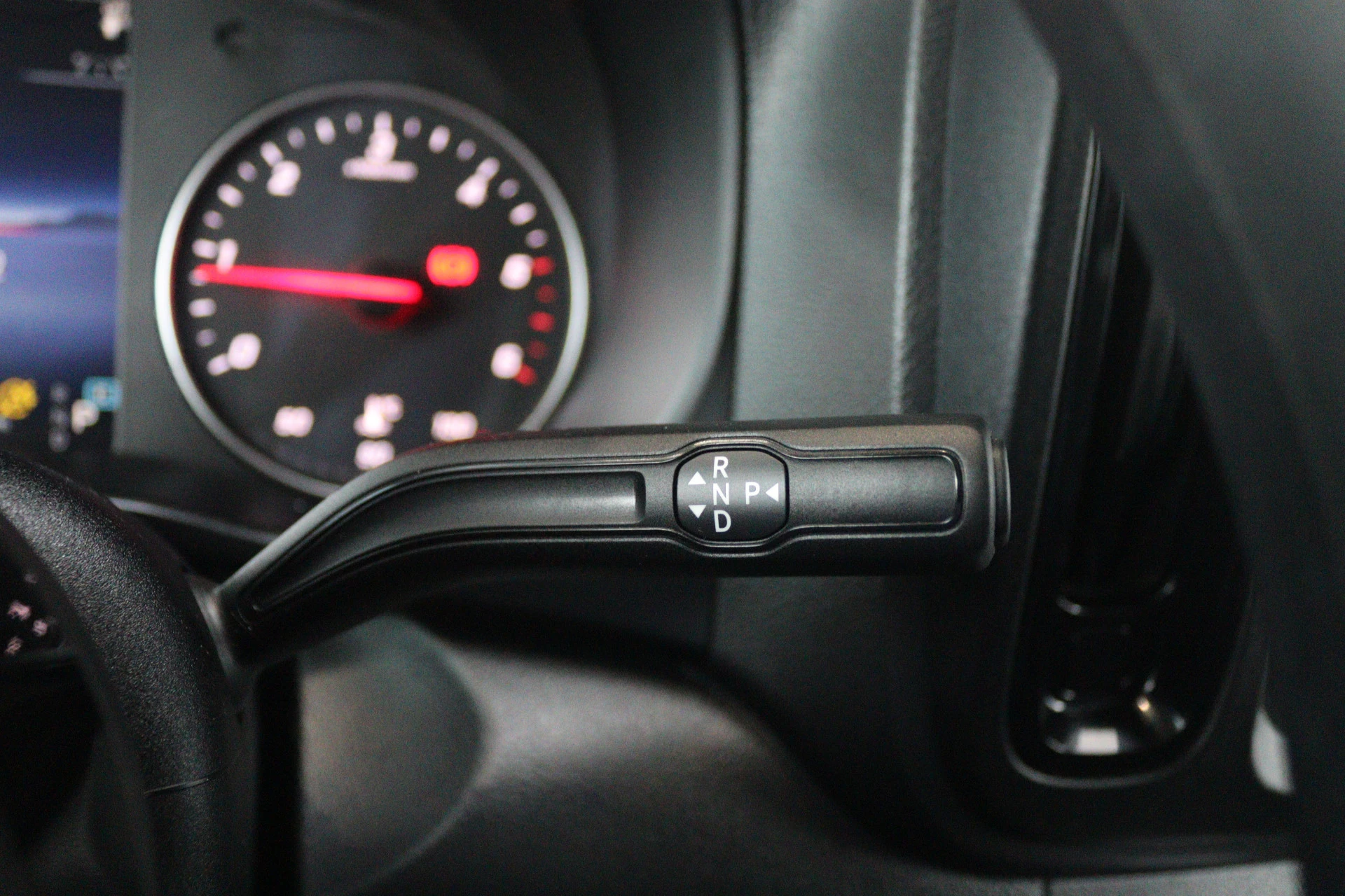 Mercedes-Benz-Vito-image-12