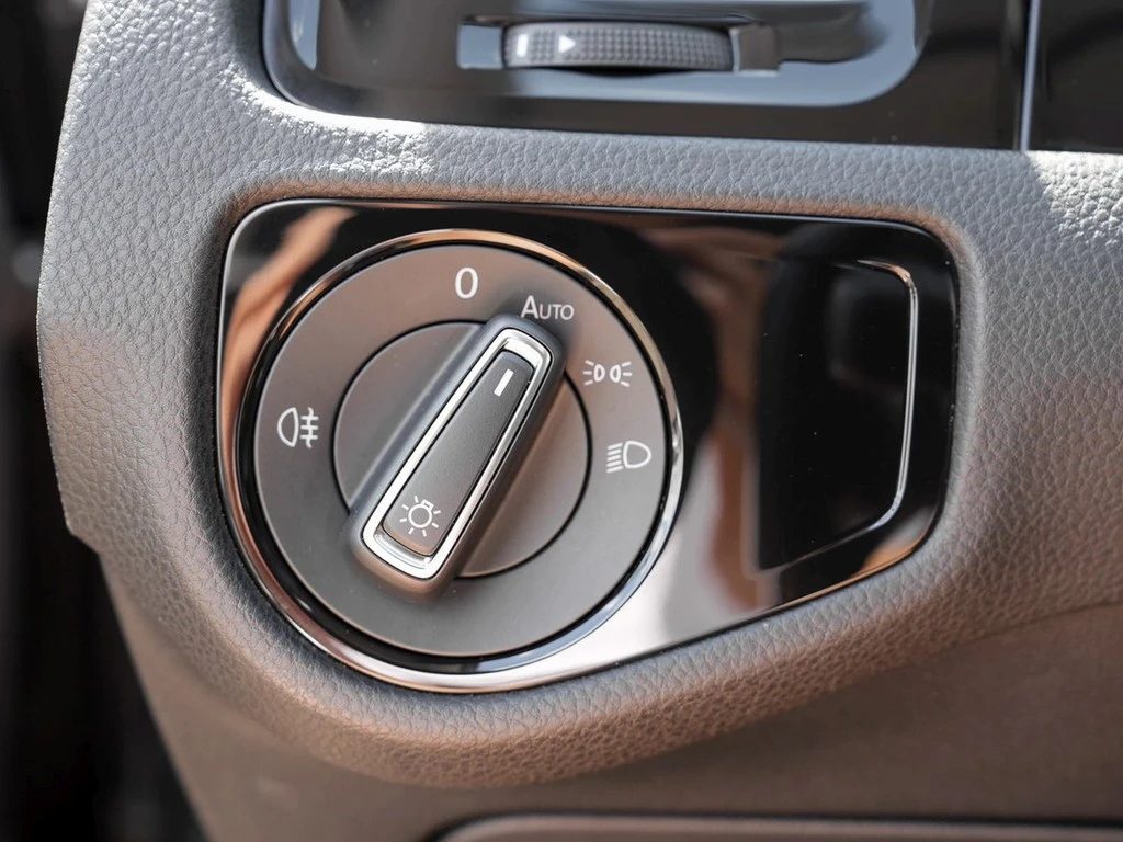 Volkswagen Golf 2.0 TDI DSG Highline R-Line *LED*AHK*Navi*Digi-Cockpit*PDC*Climatronic*Sitzheizung*uvm...