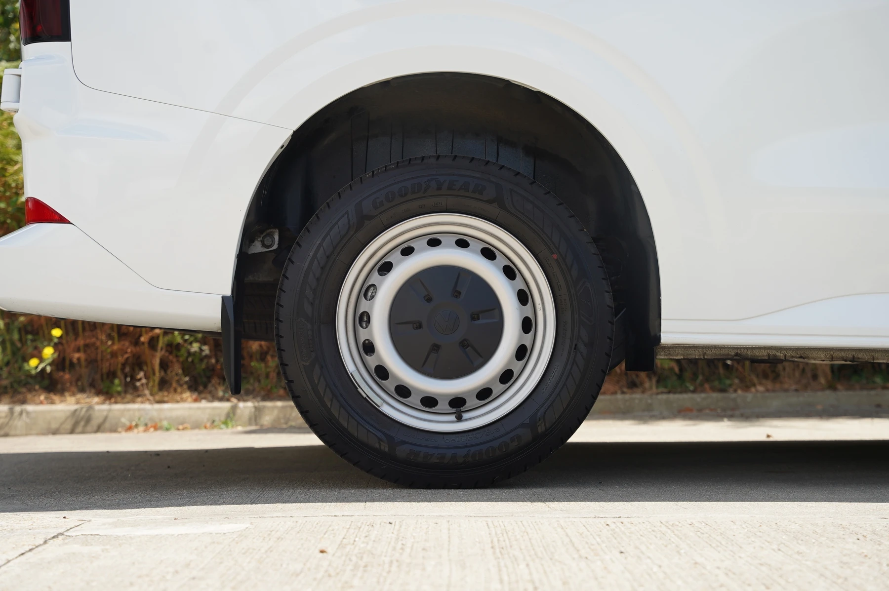 Volkswagen-Transporter-image-32