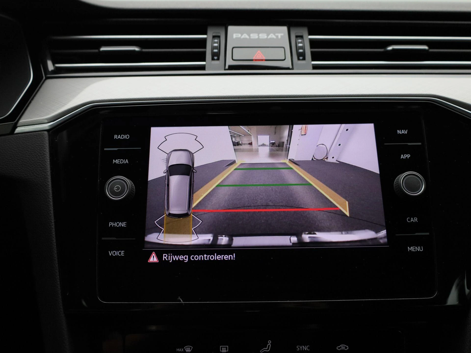 Volkswagen-Passat-image-27