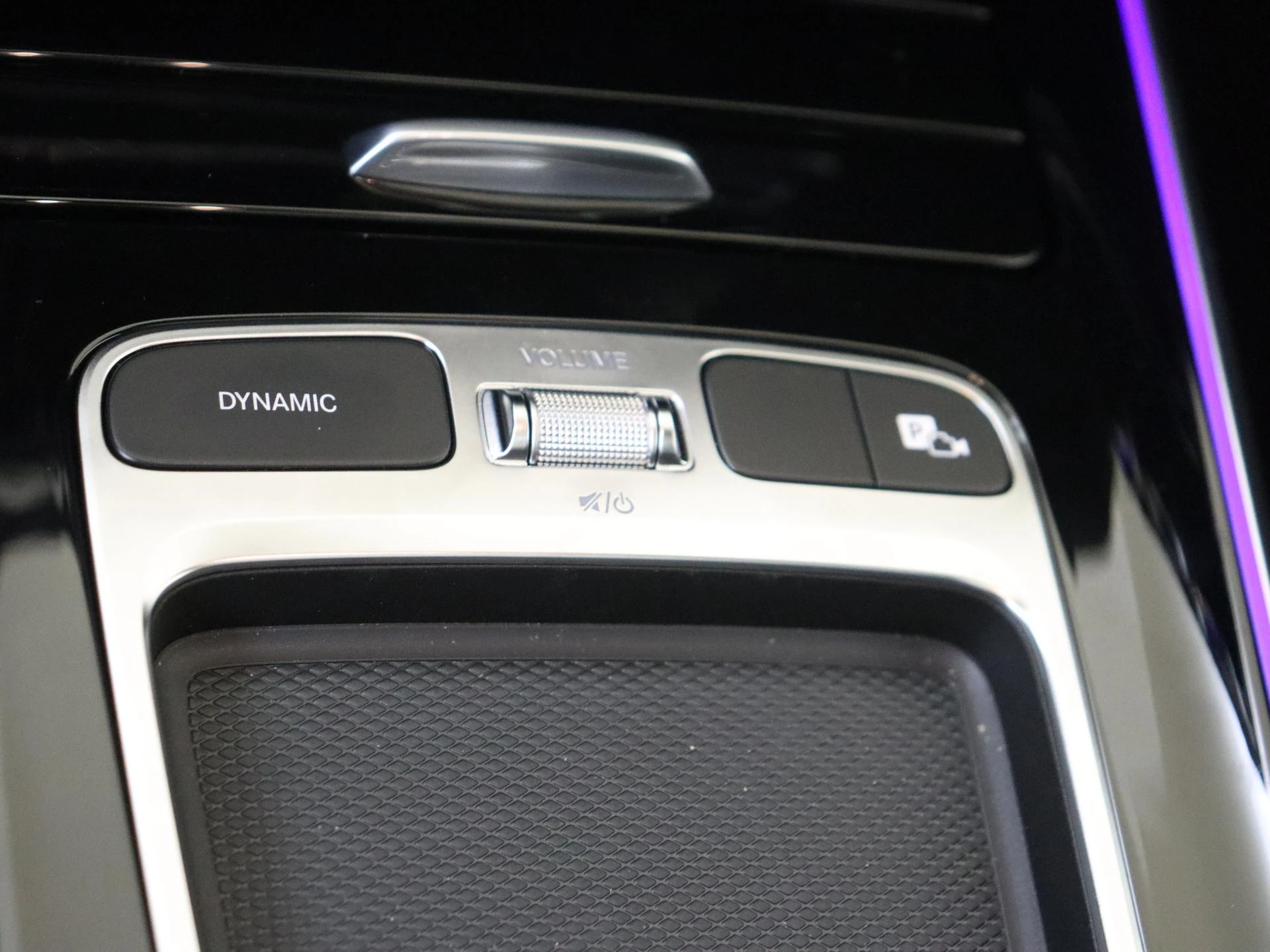 Mercedes-Benz-GLA-image-21
