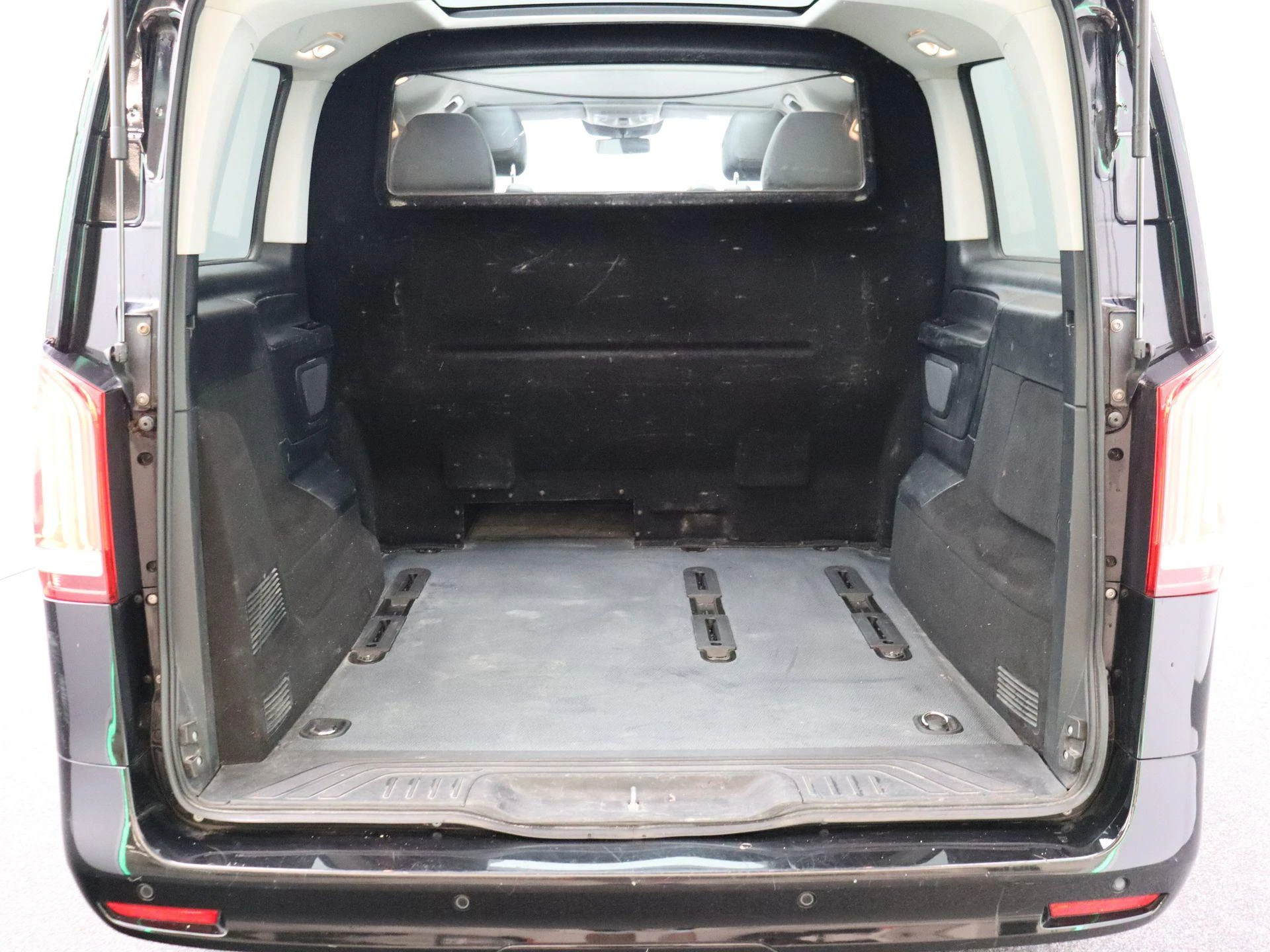 Mercedes-Benz-Vito-image-22