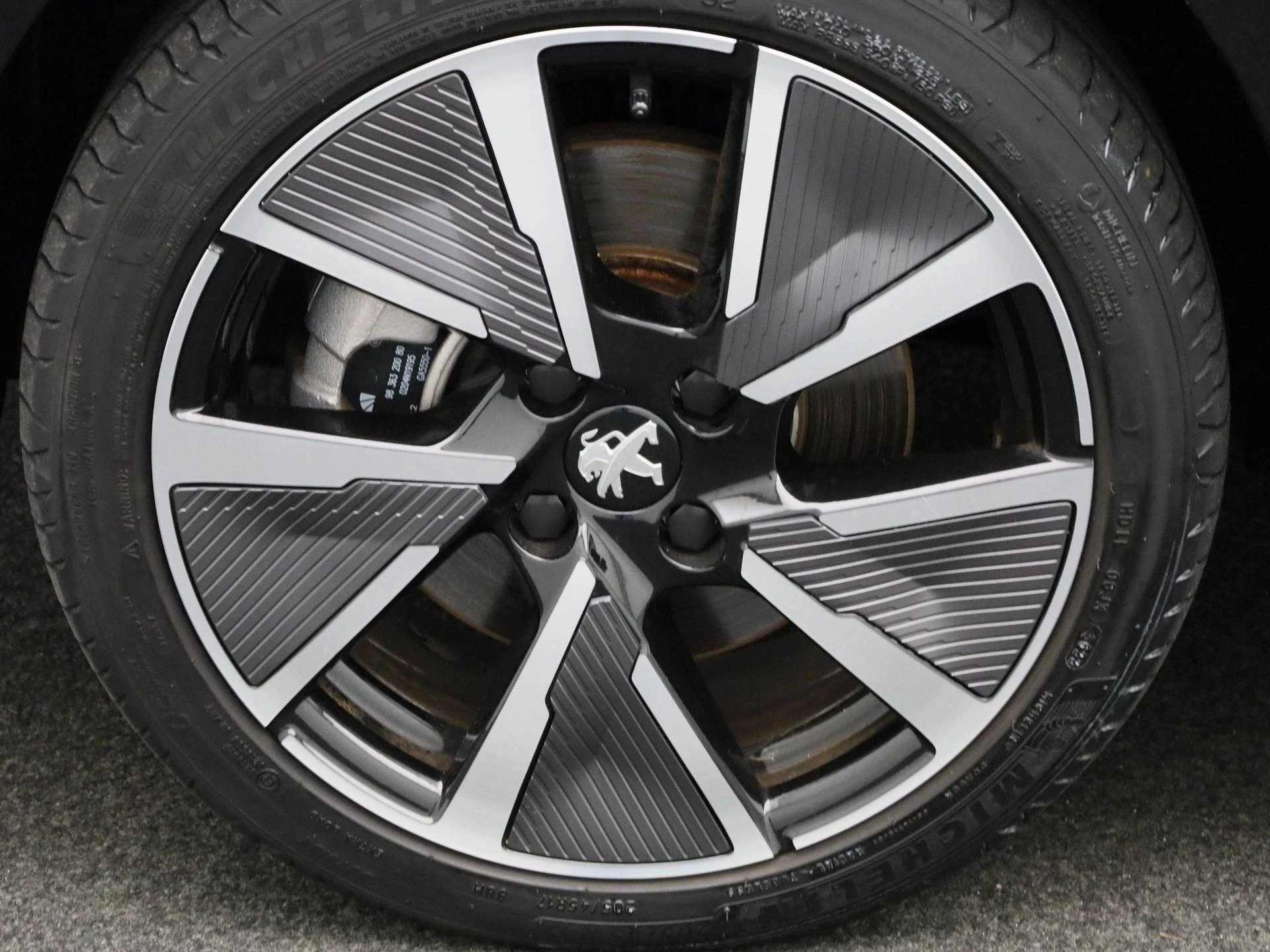 Peugeot-e-208-image-18