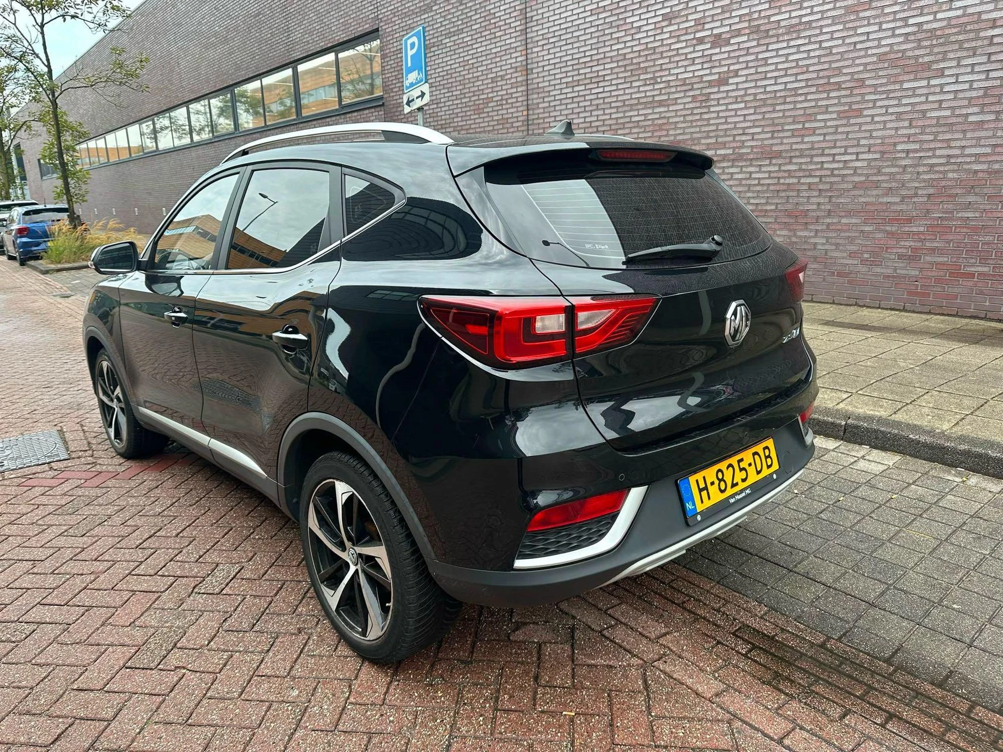 MG-ZS EV-image-1