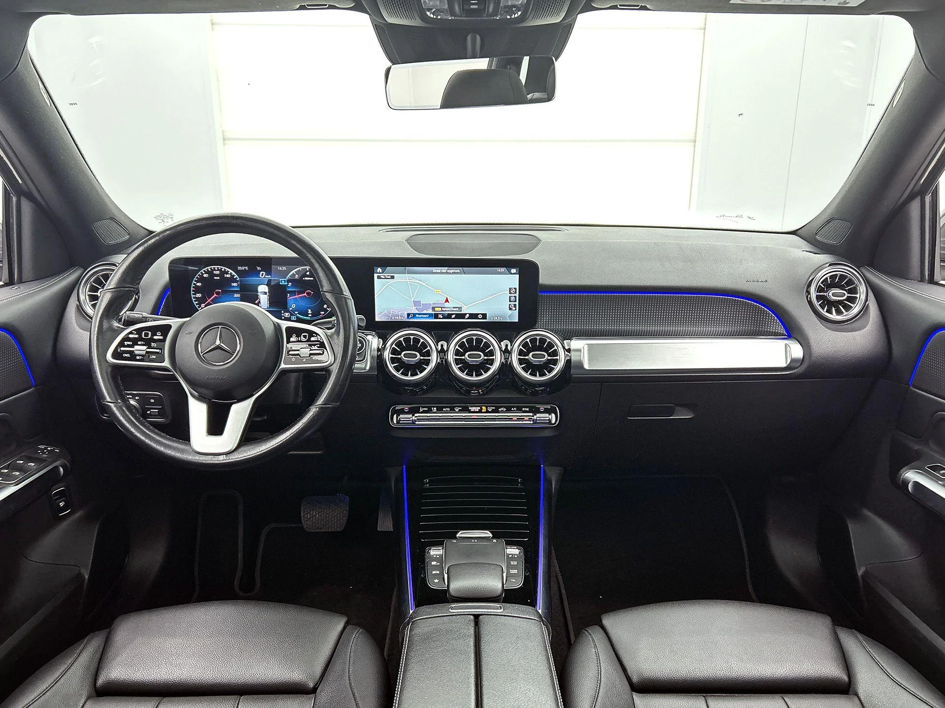 Mercedes-Benz-GLB-image-26