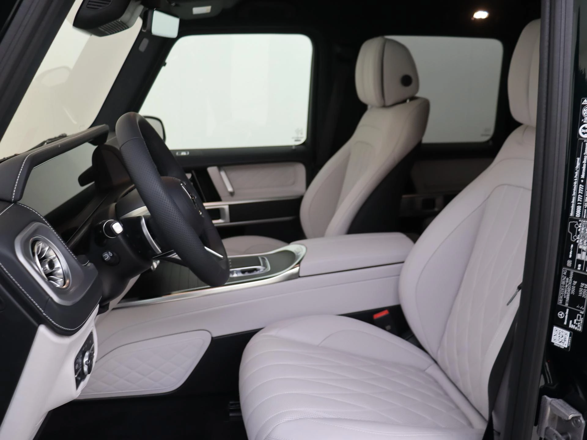 Mercedes-Benz-G-Klasse-image-12