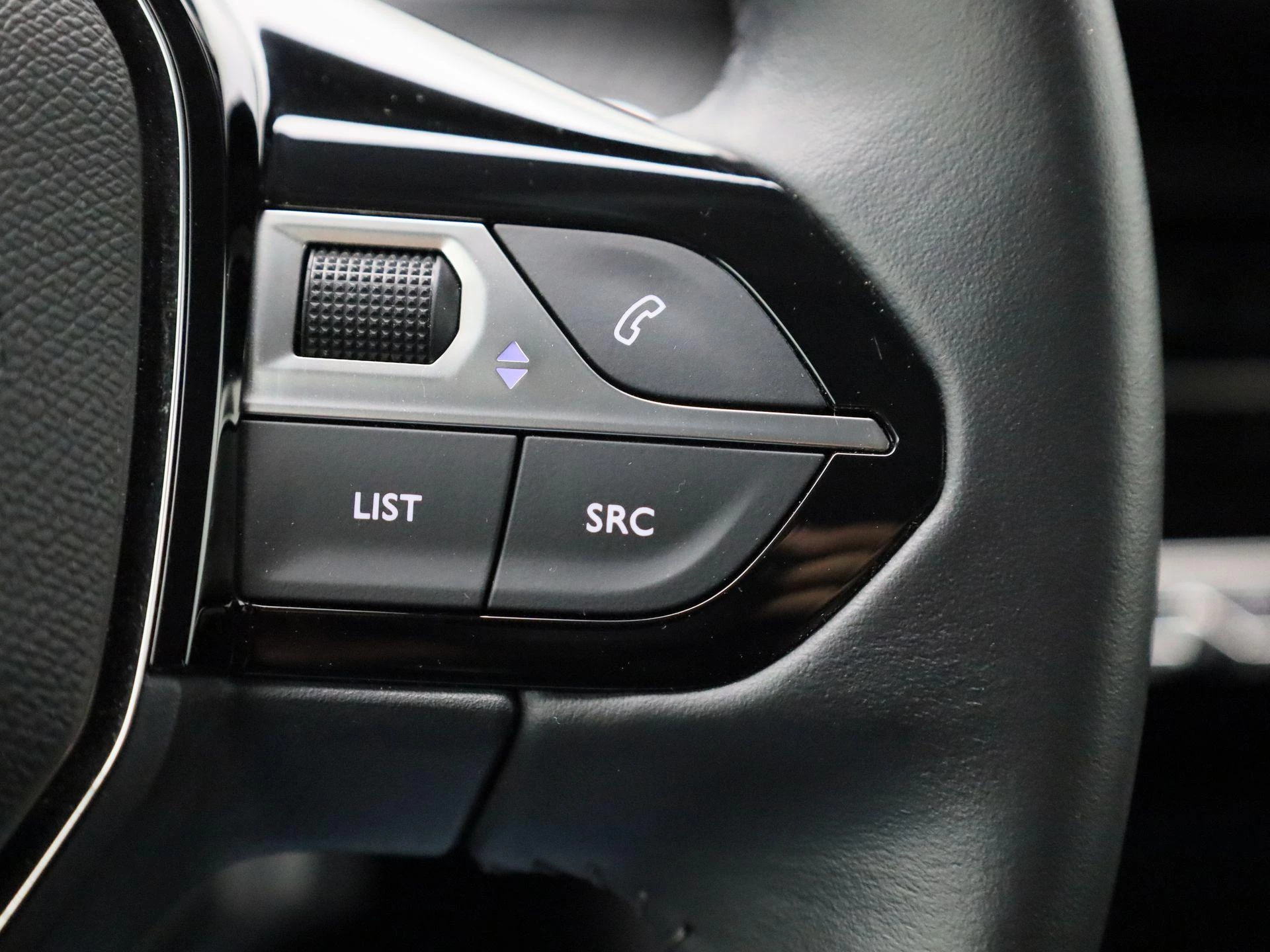 Peugeot-e-208-image-28