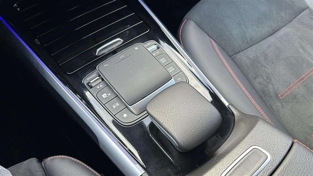 Mercedes-Benz-GLB-image-13