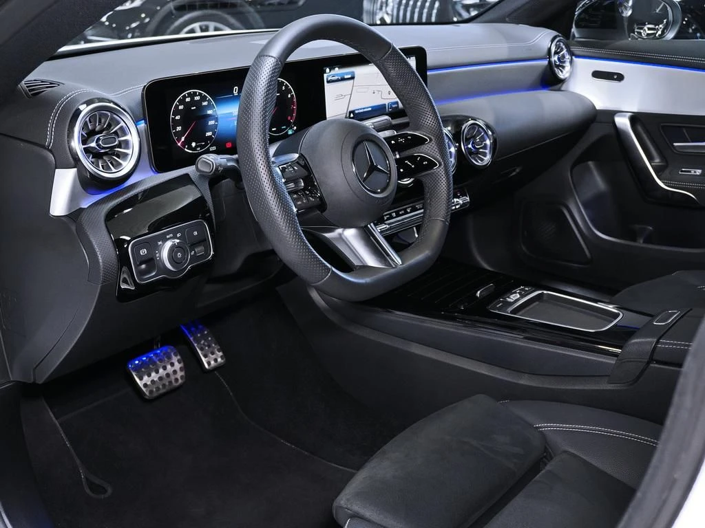 Mercedes-Benz-CLA 200-image-8